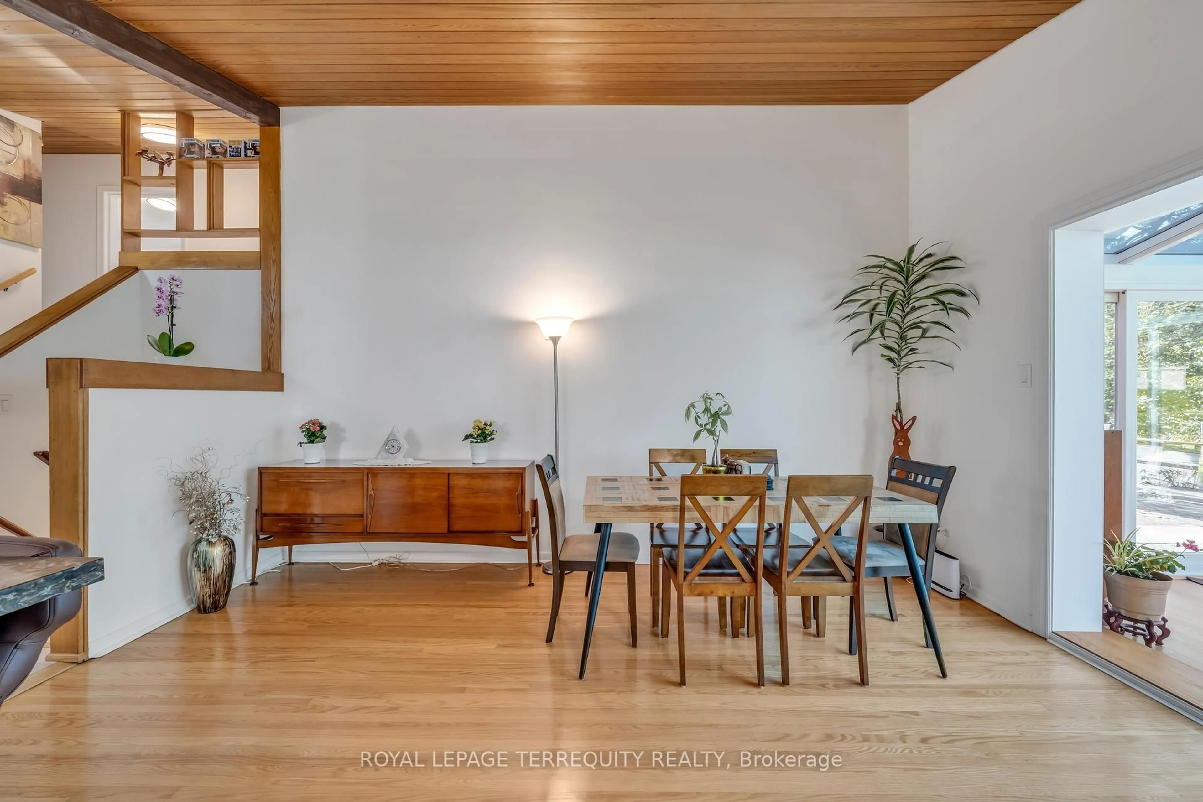 Dining room, wood/laminate floor for 130 Verobeach Blvd, Toronto Ontario M9M 1R1