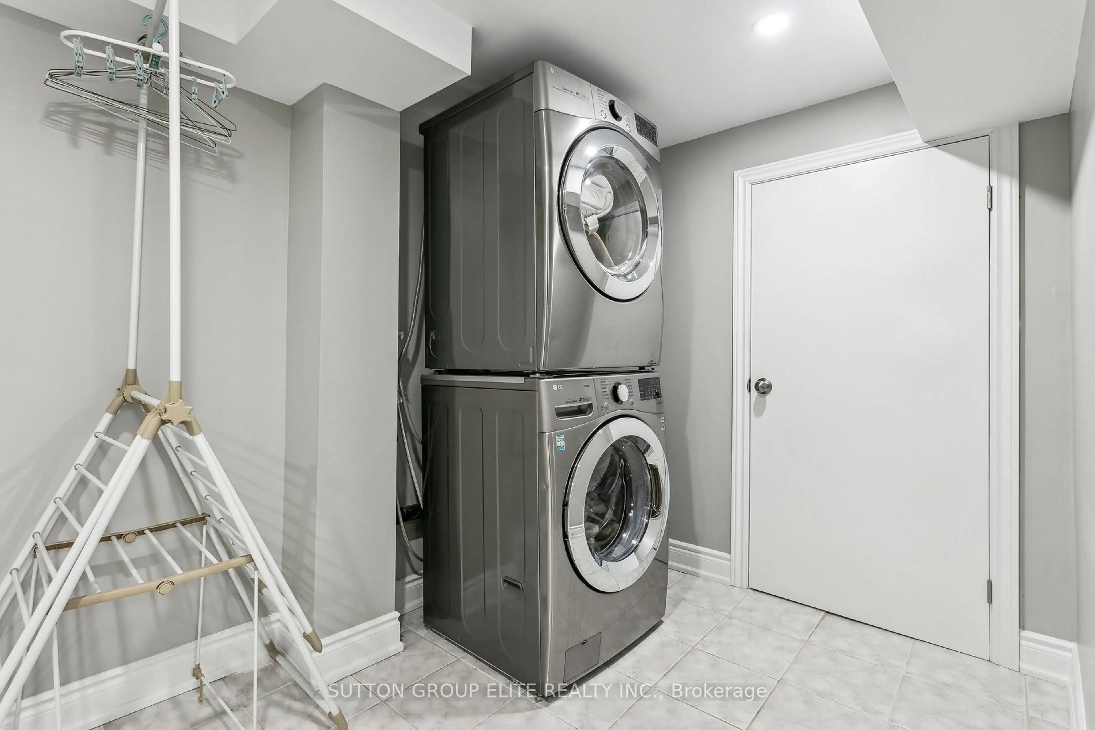Laundry room for 193 Ashridge Pl, Mississauga Ontario L4Z 1K6