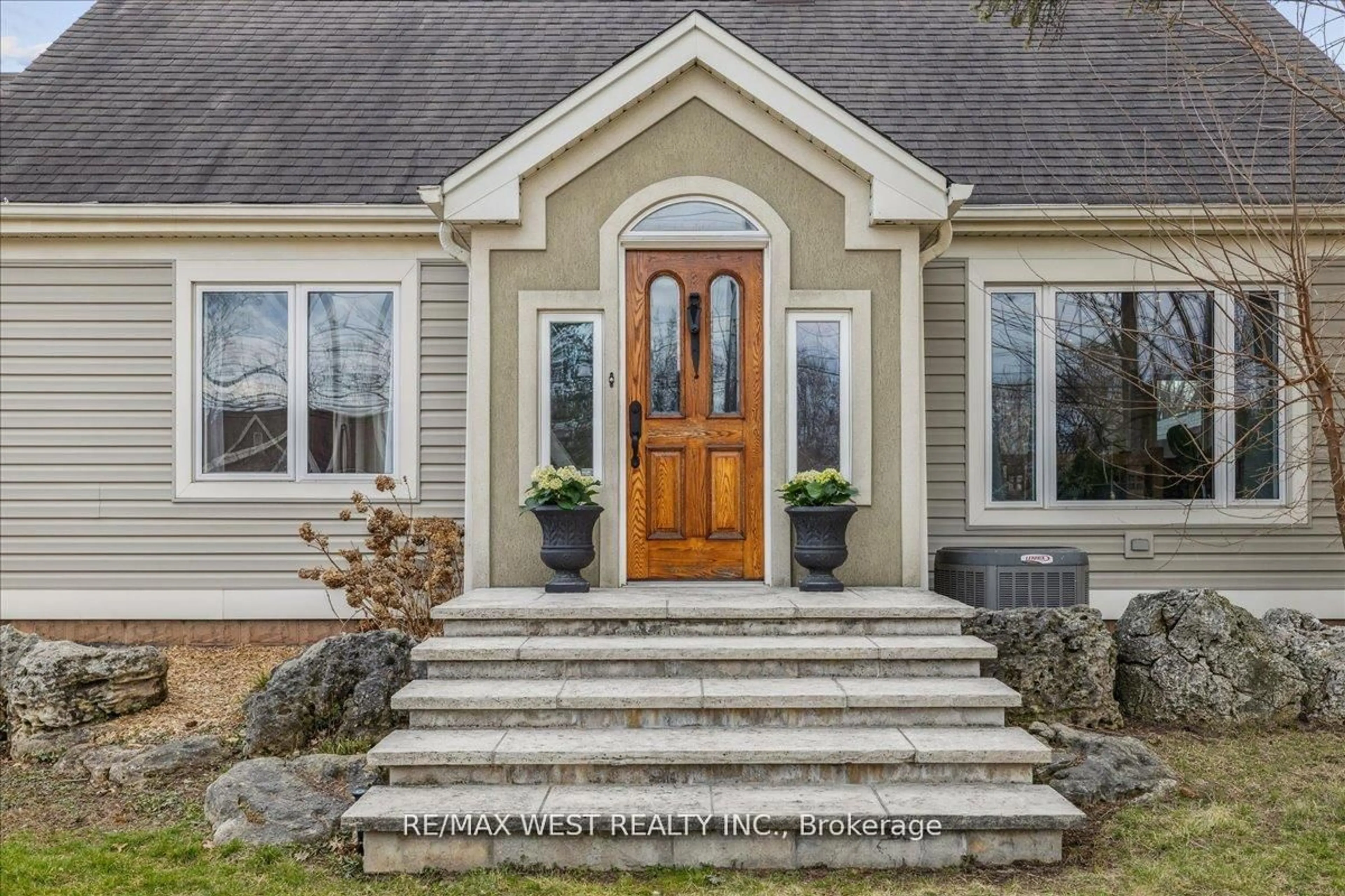 Home with vinyl exterior material, street for 1032 King Rd, Burlington Ontario L7T 3L4