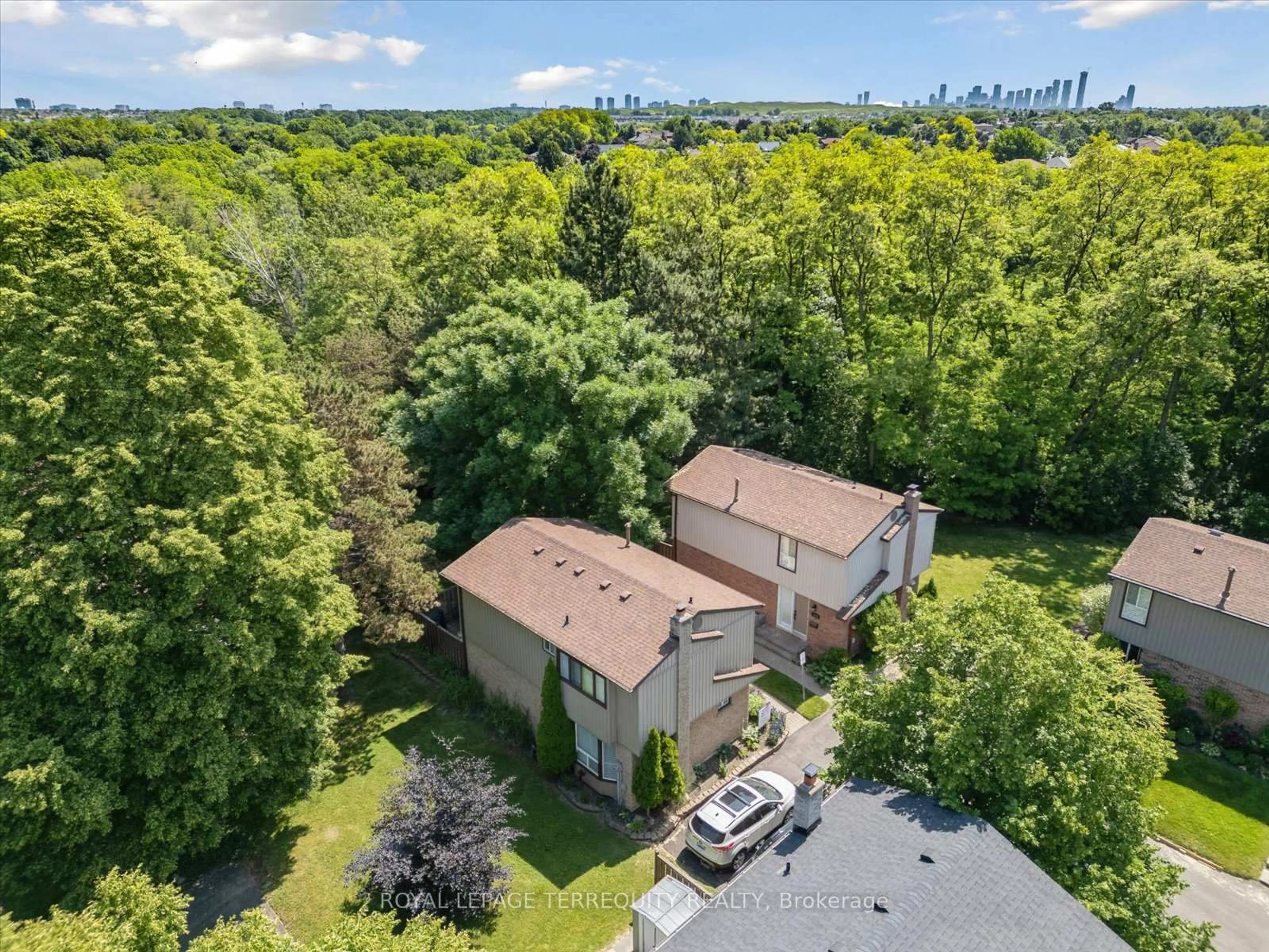 A pic from outside/outdoor area/front of a property/back of a property/a pic from drone, unknown for 1825 Hyde Mill Cres, Mississauga Ontario L5N 0A7