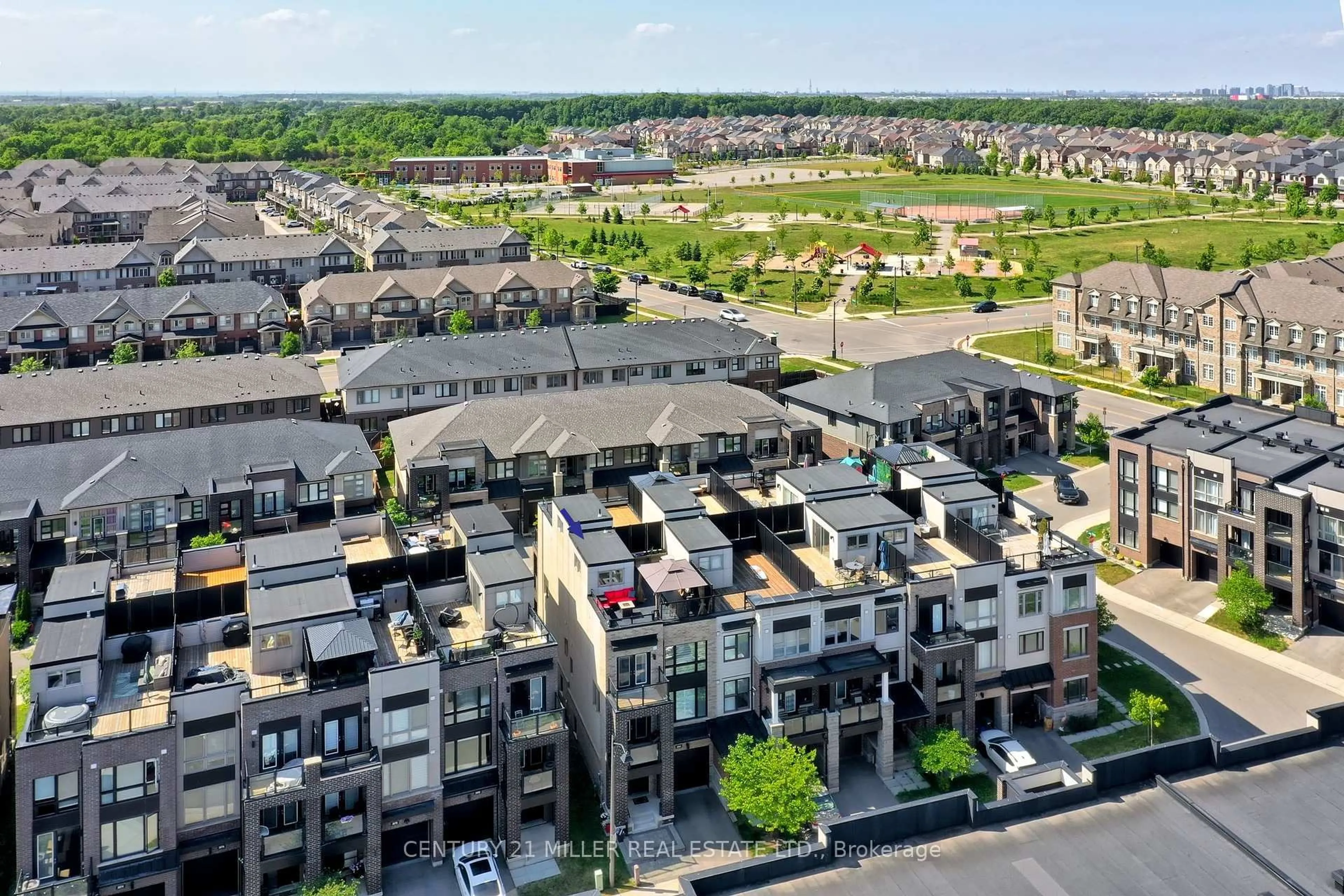 A pic from outside/outdoor area/front of a property/back of a property/a pic from drone, city buildings view from balcony for 3084 Cascade Common, Oakville Ontario L6H 0R7