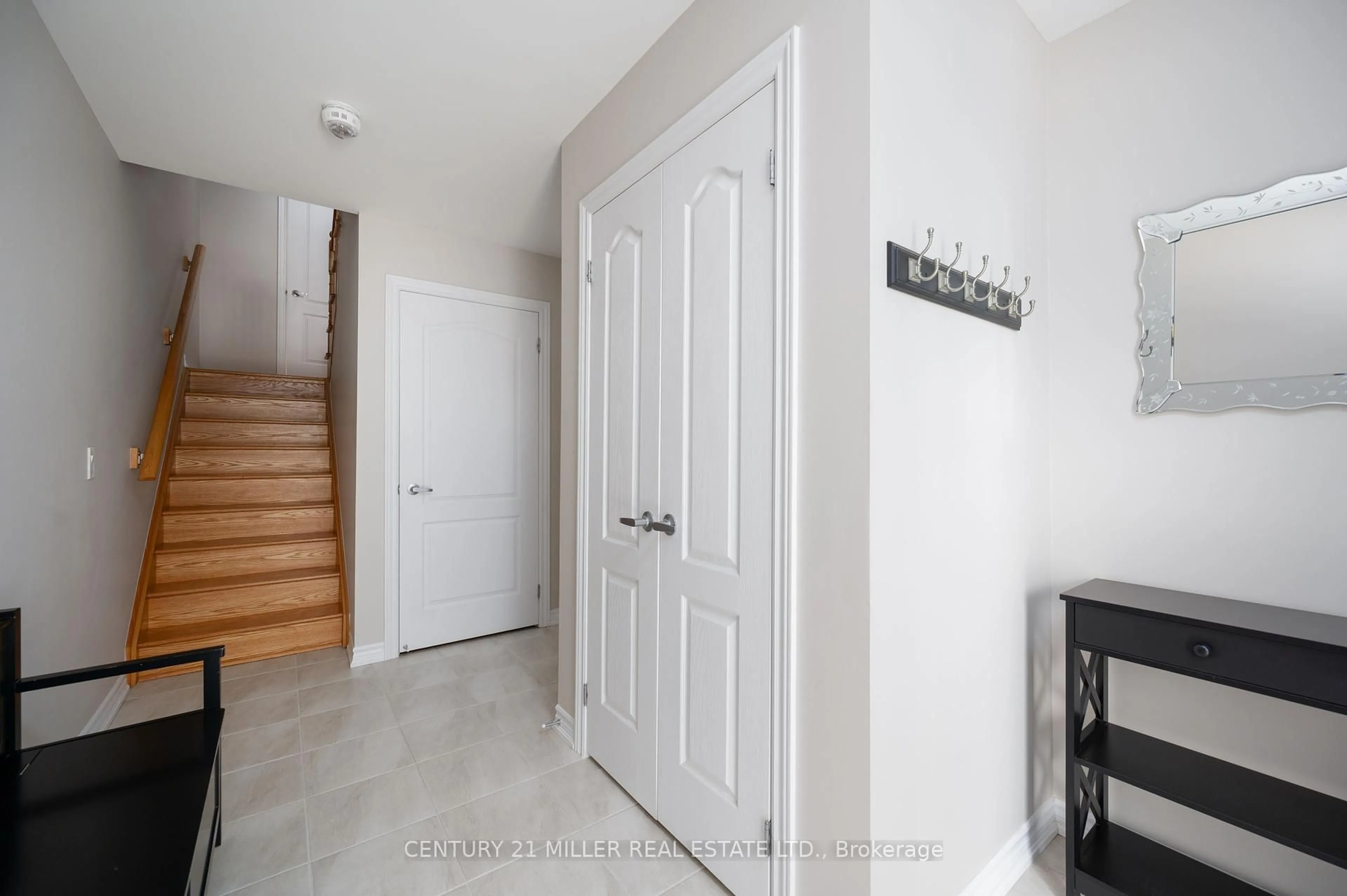 Indoor entryway for 3084 Cascade Common, Oakville Ontario L6H 0R7