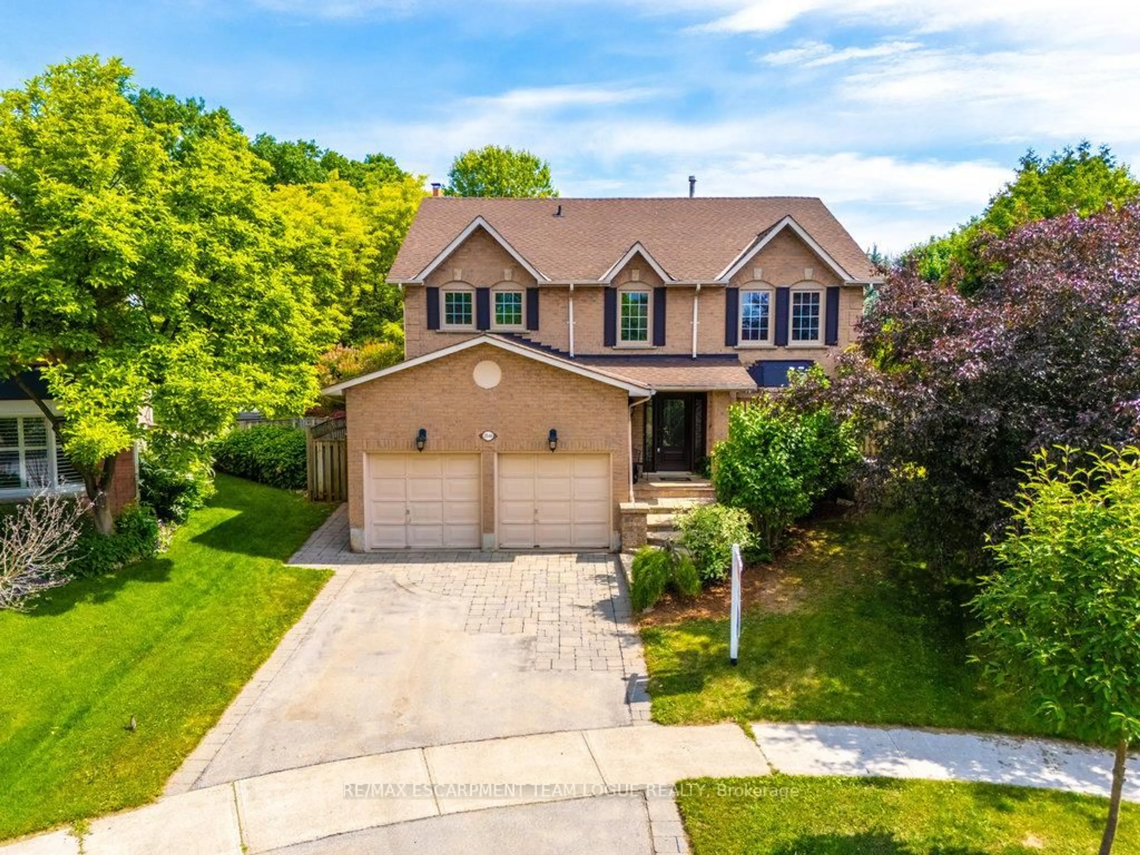 A pic from outside/outdoor area/front of a property/back of a property/a pic from drone, street for 2046 PARKLANE Cres, Burlington Ontario L7M 3V6