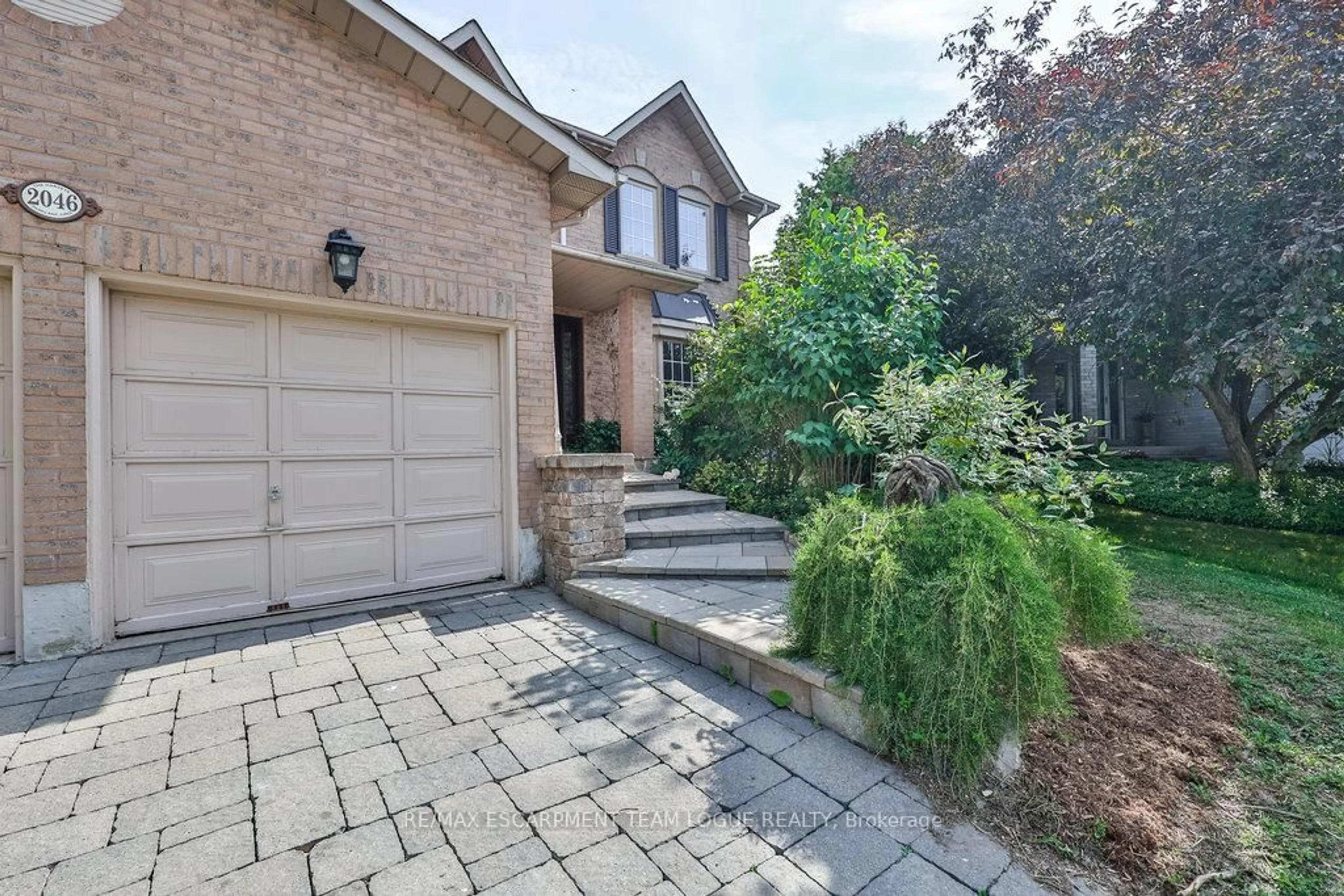 Home with brick exterior material, street for 2046 PARKLANE Cres, Burlington Ontario L7M 3V6