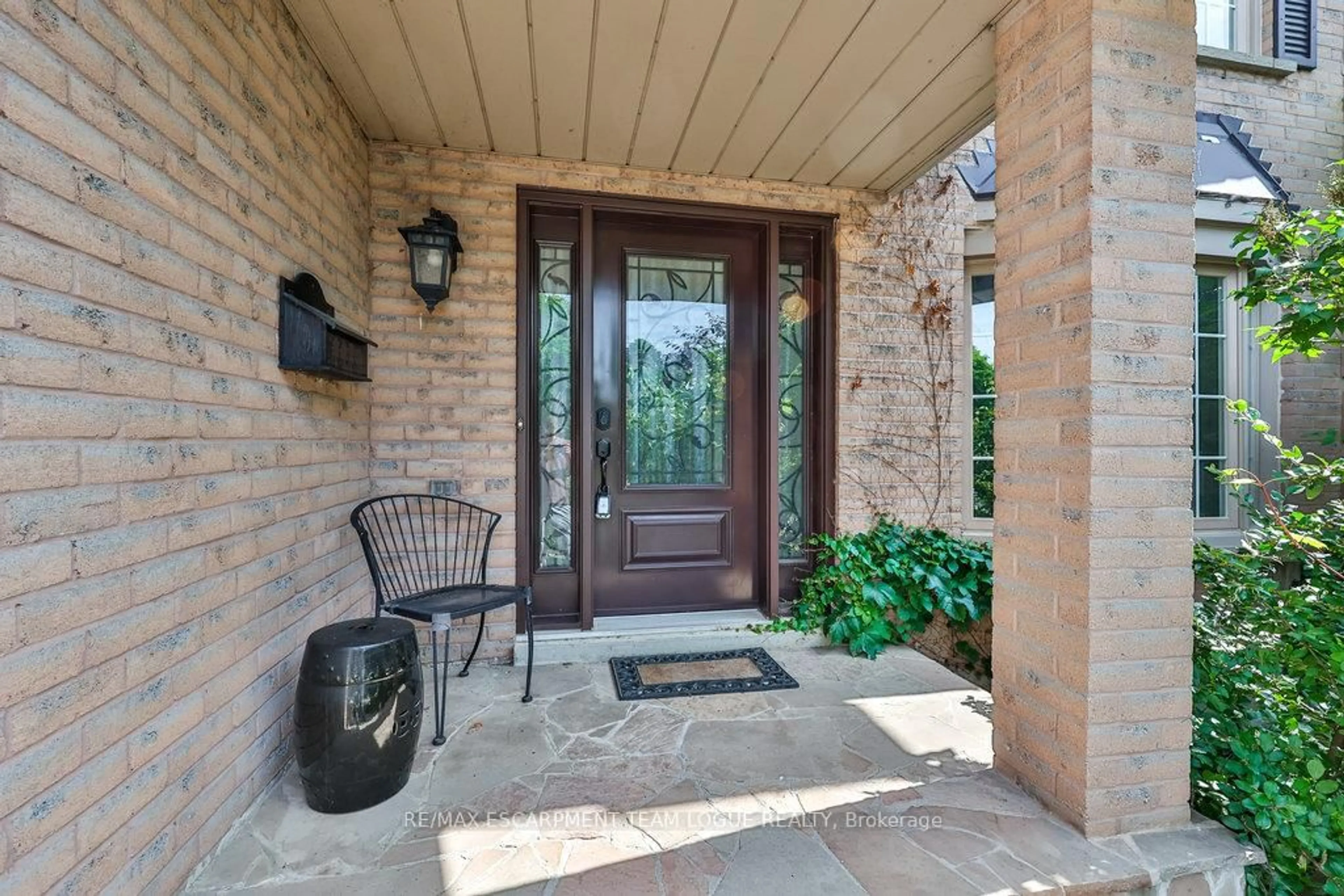 Indoor entryway for 2046 PARKLANE Cres, Burlington Ontario L7M 3V6