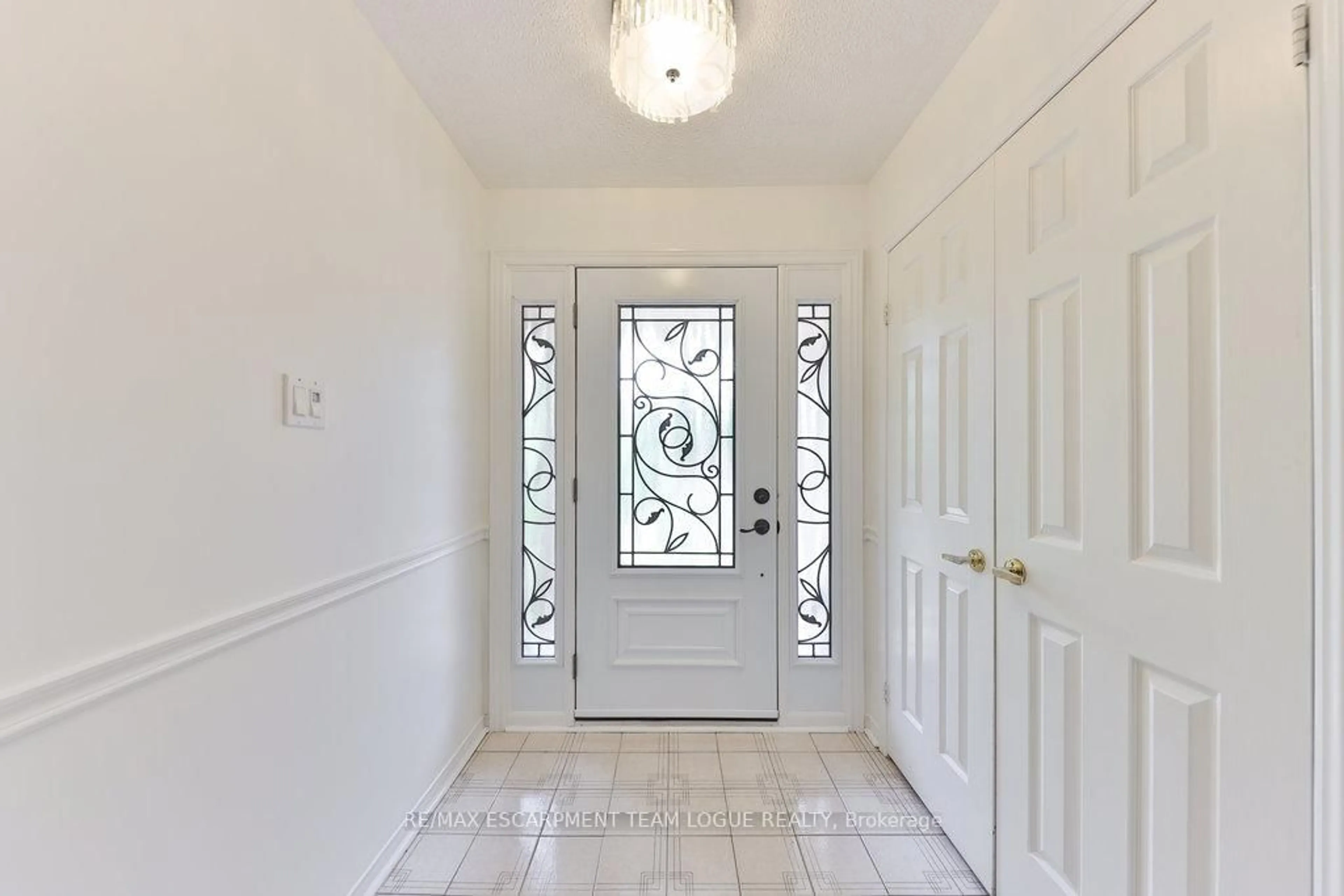Indoor entryway for 2046 PARKLANE Cres, Burlington Ontario L7M 3V6