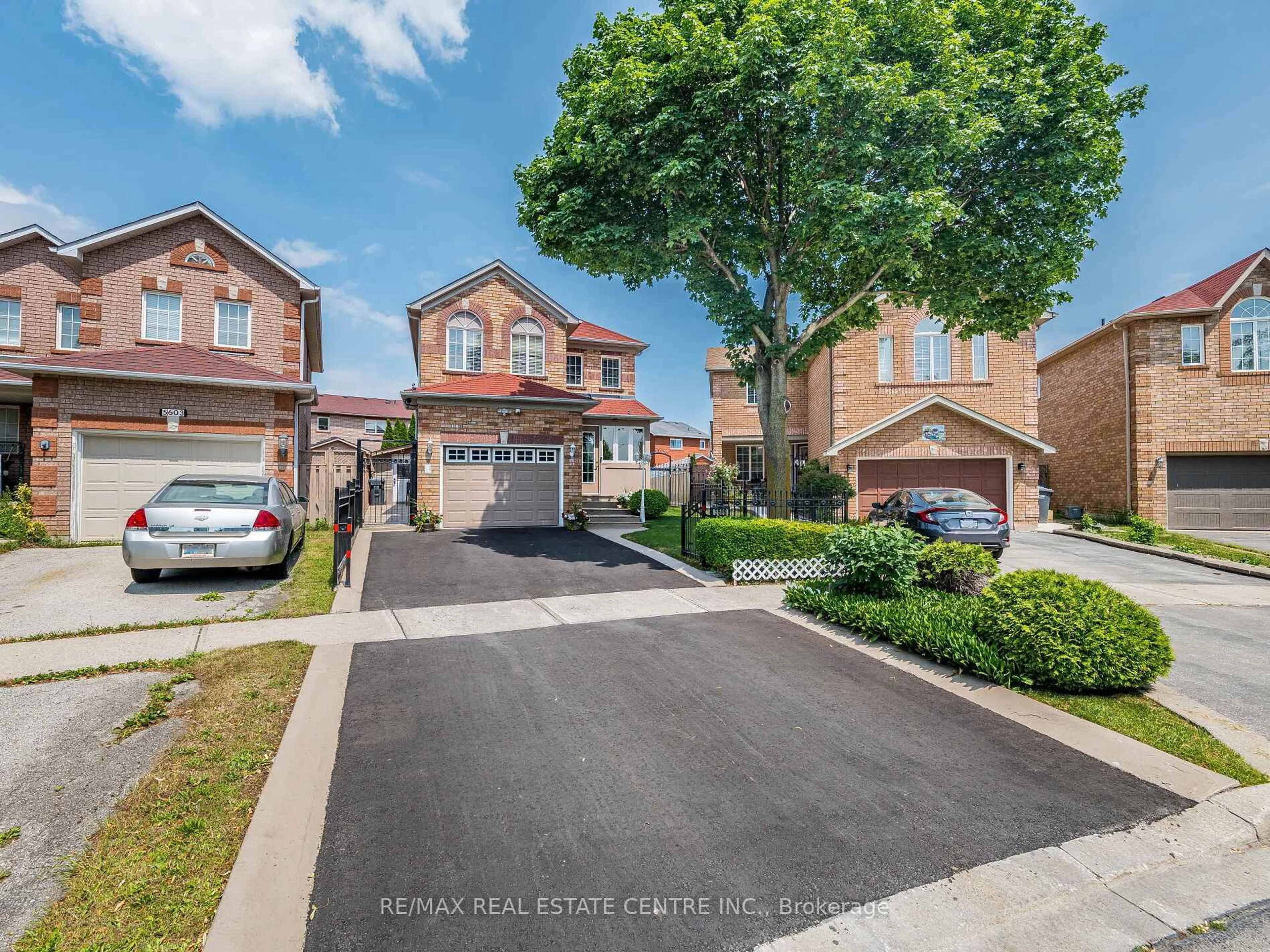 A pic from outside/outdoor area/front of a property/back of a property/a pic from drone, street for 5599 Brenchley Ave, Mississauga Ontario L5V 2H3