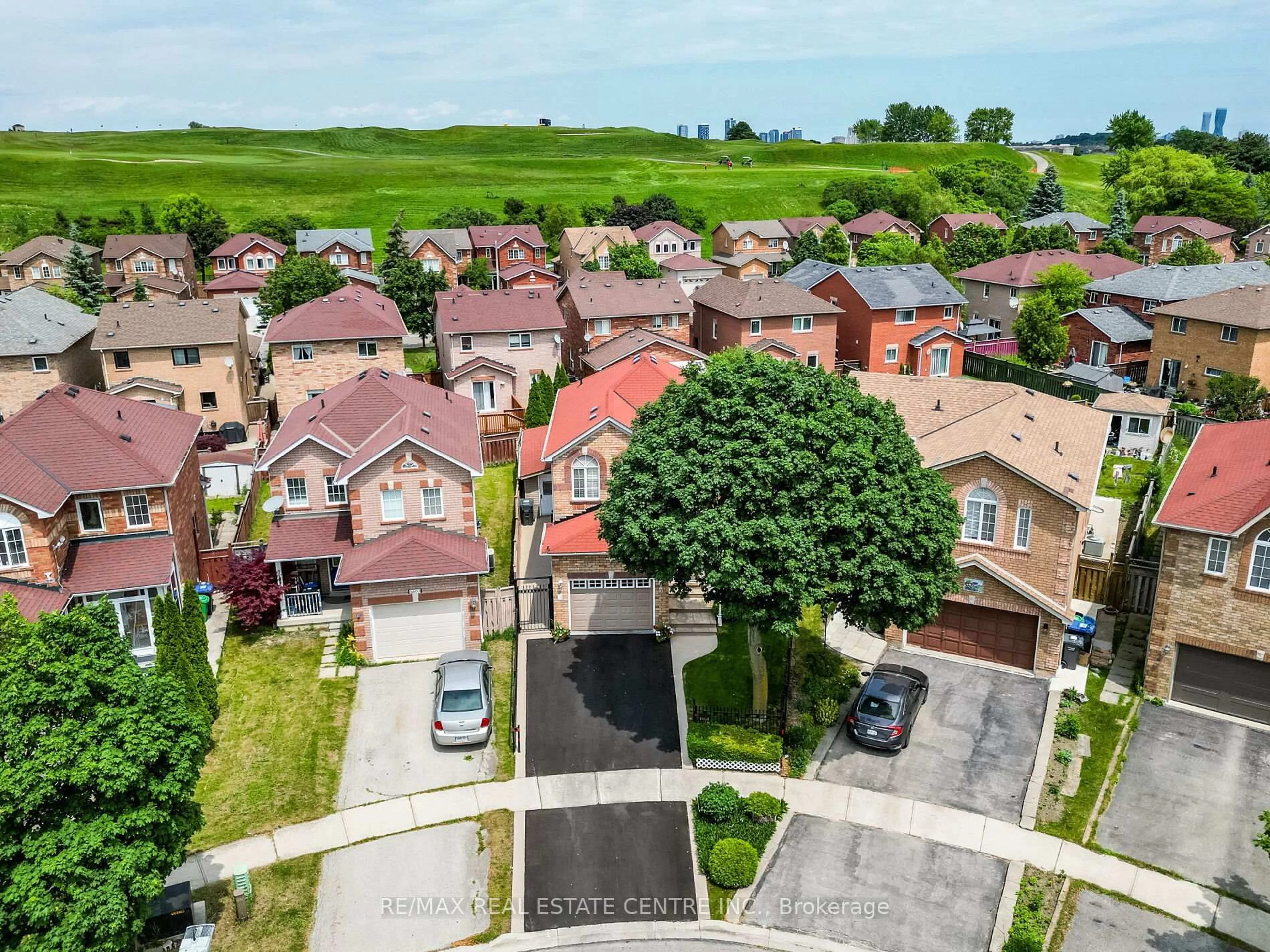 A pic from outside/outdoor area/front of a property/back of a property/a pic from drone, street for 5599 Brenchley Ave, Mississauga Ontario L5V 2H3