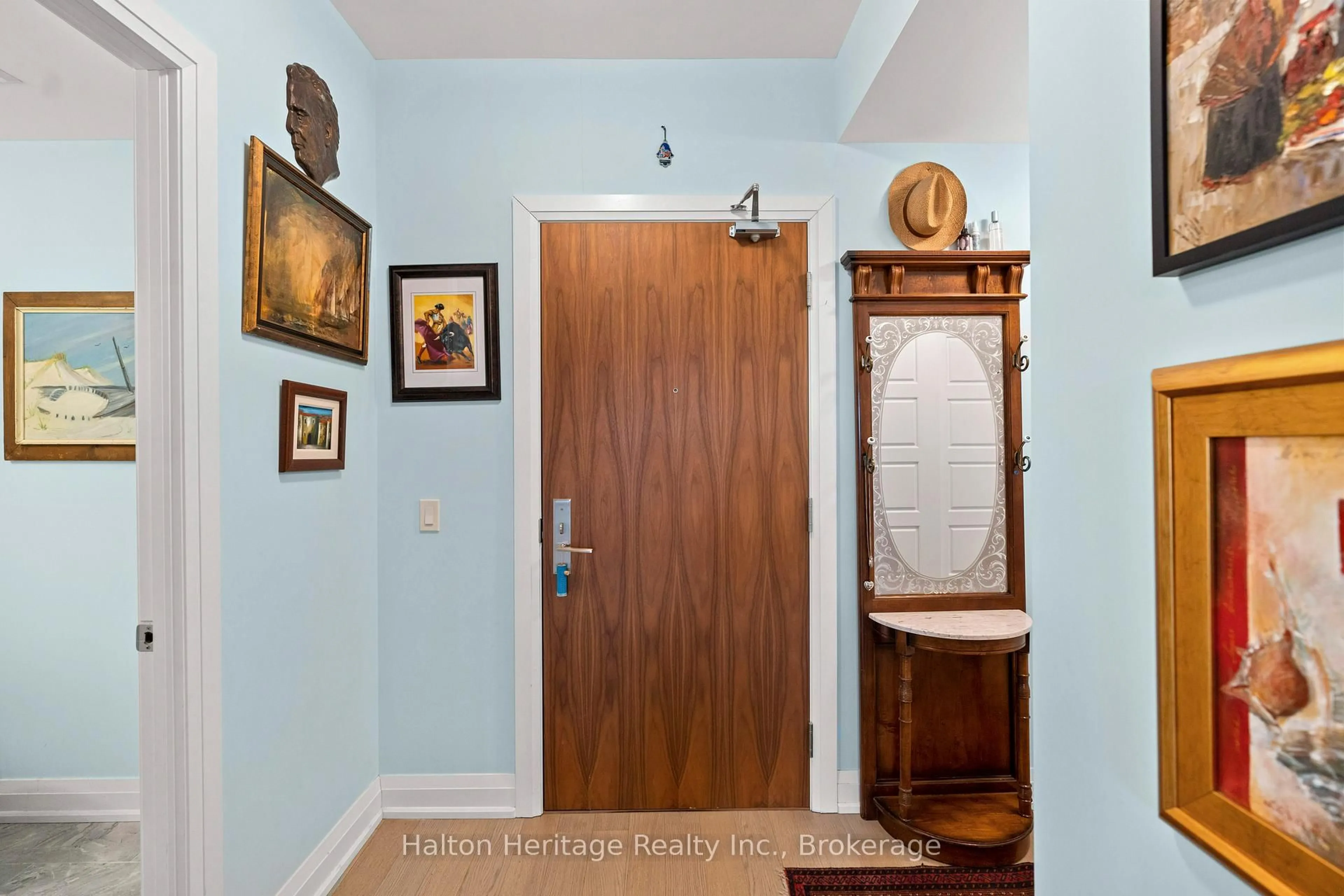 Indoor foyer for 2025 Maria St #302, Burlington Ontario L7R 0E9