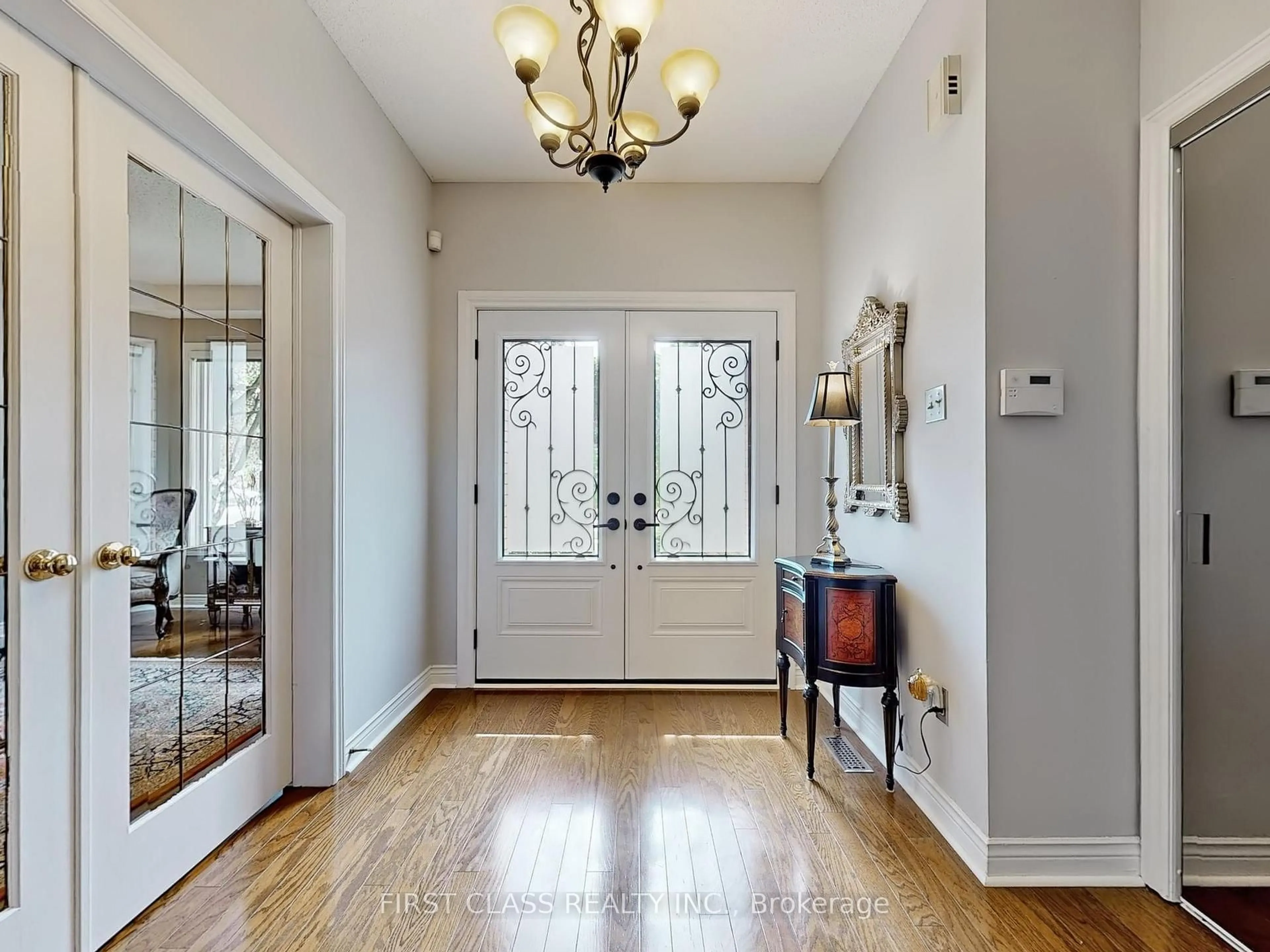 Indoor entryway for 3940 Rolling Valley Dr, Mississauga Ontario L5L 5V9
