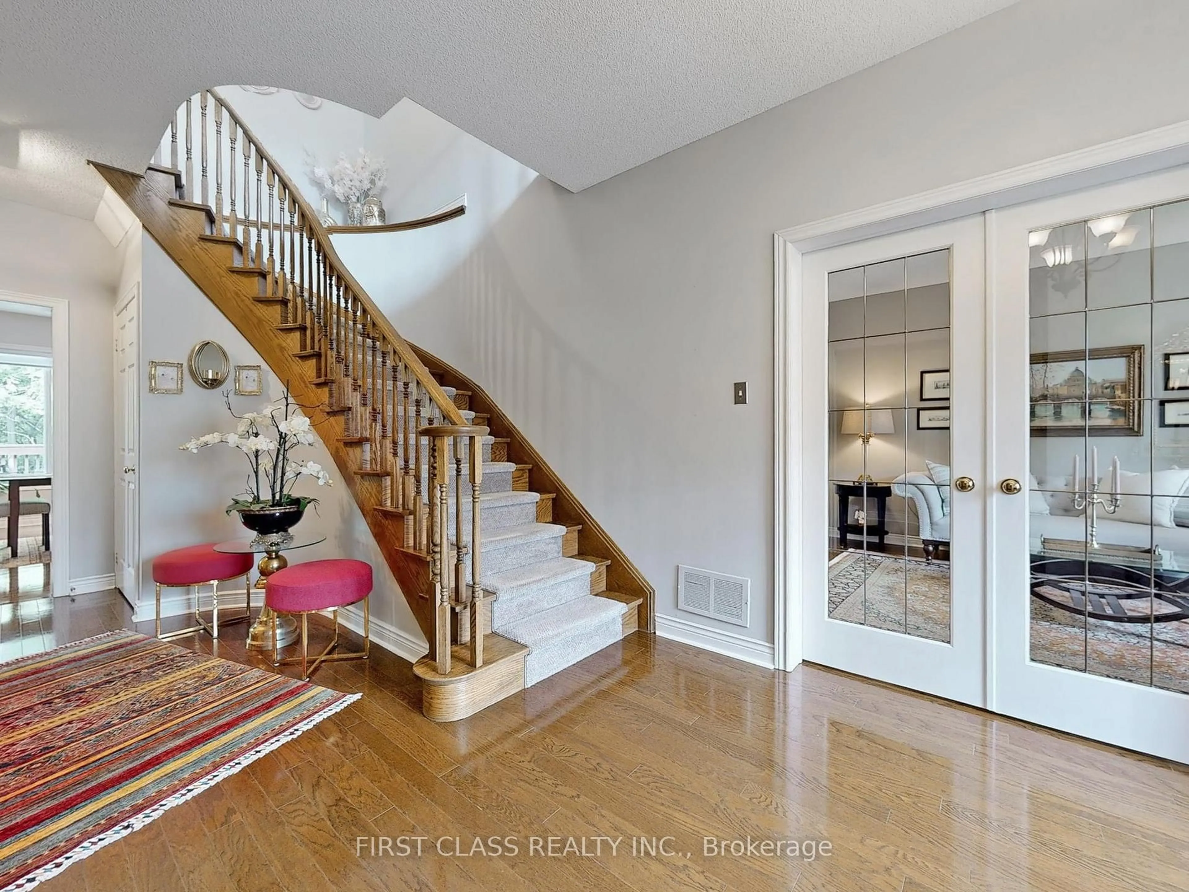 Indoor entryway for 3940 Rolling Valley Dr, Mississauga Ontario L5L 5V9