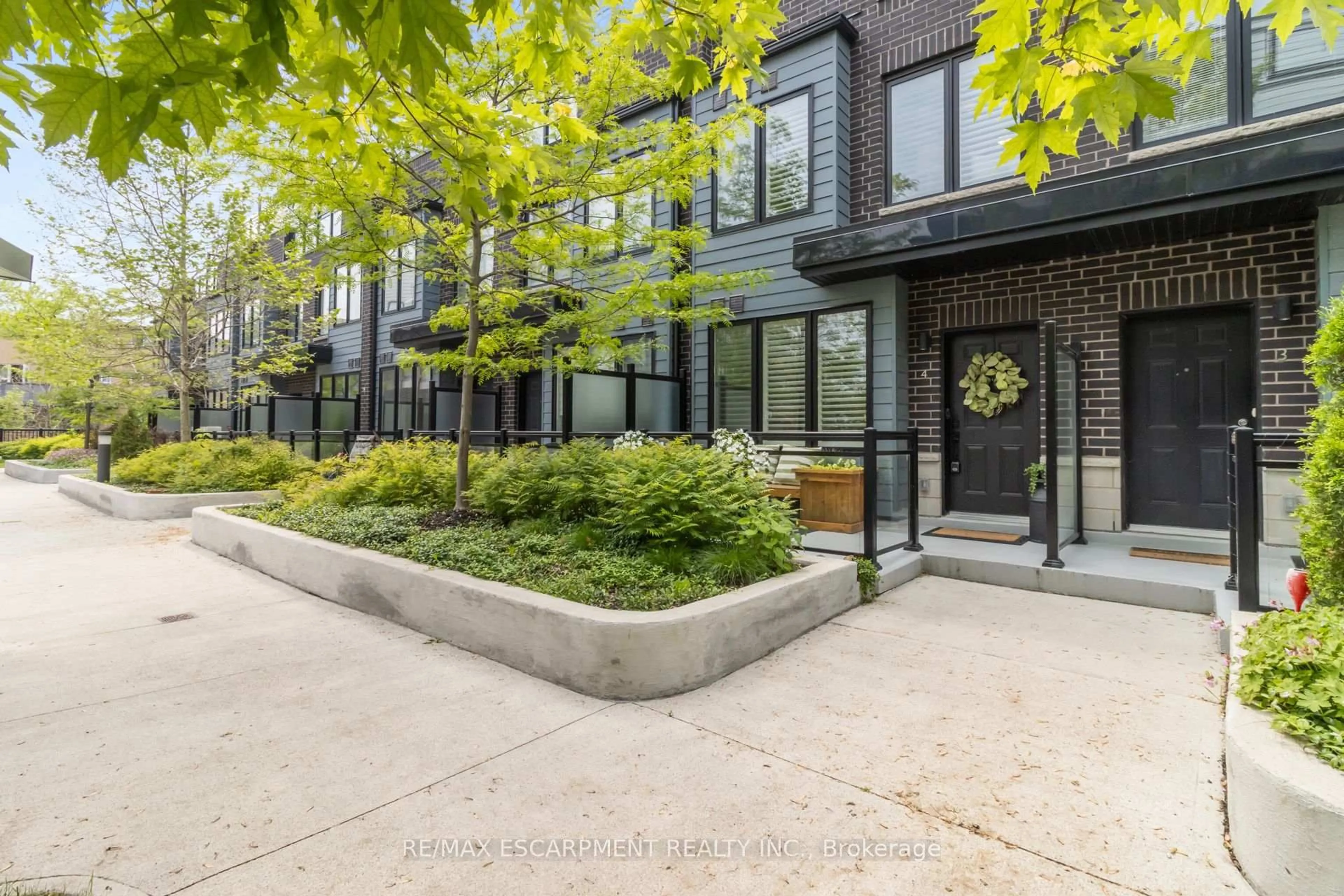 Patio, street for 2232 Bromsgrove Rd #4, Mississauga Ontario L5J 0B3