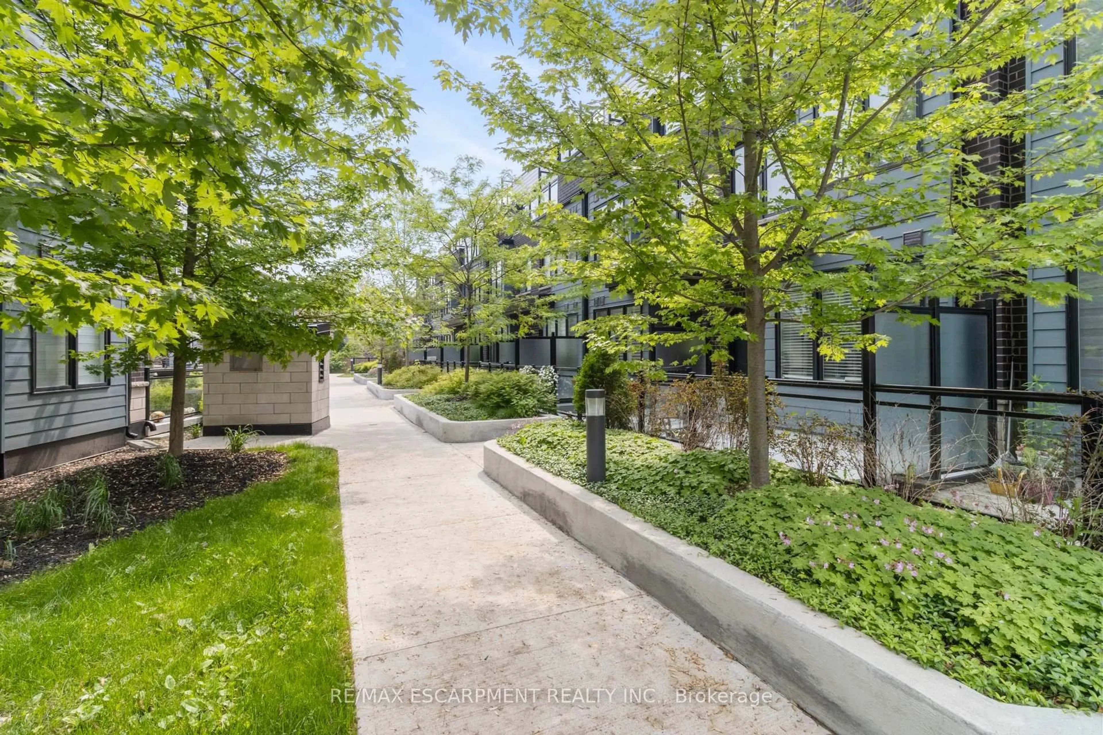 Patio, street for 2232 Bromsgrove Rd #4, Mississauga Ontario L5J 0B3