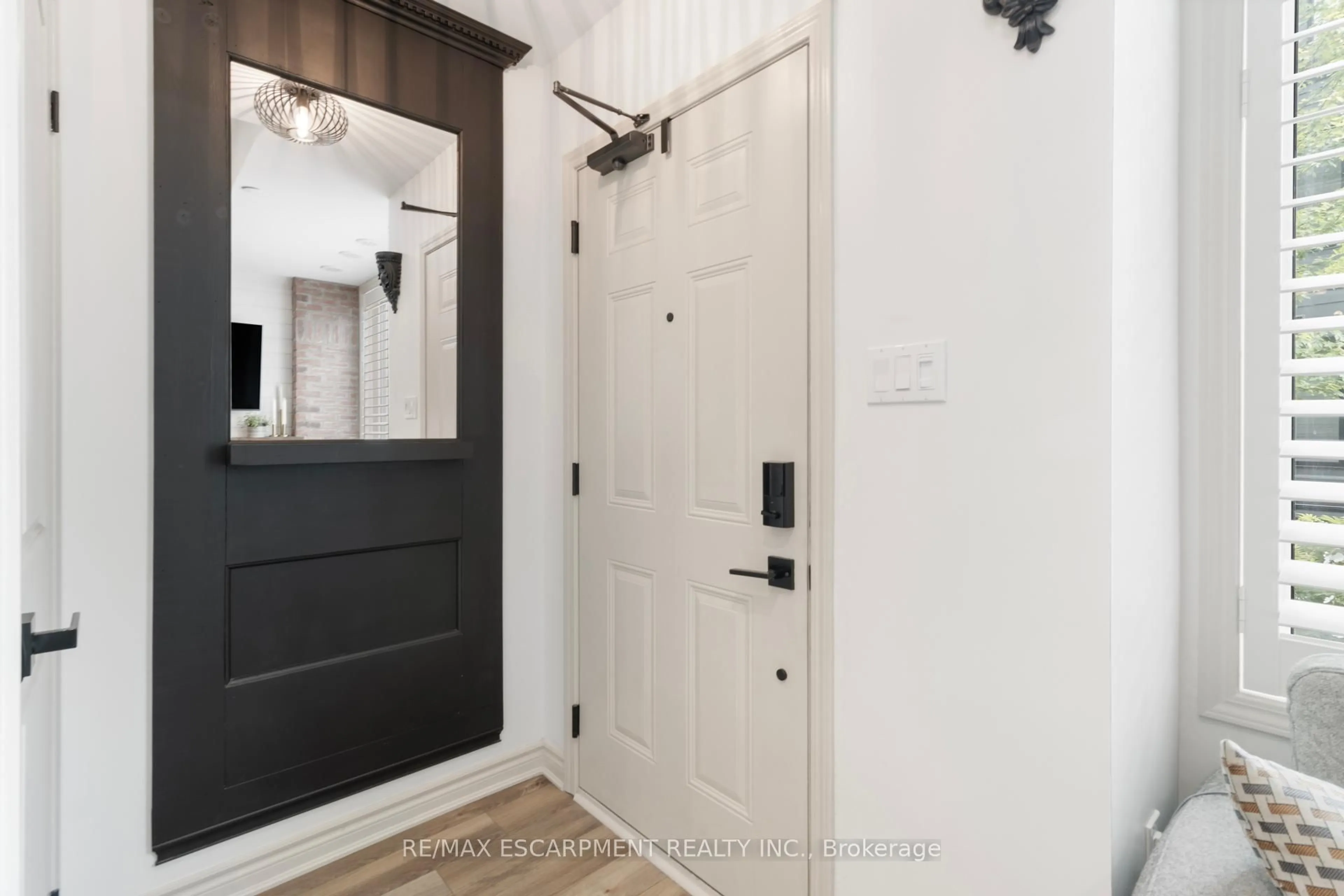 Indoor entryway for 2232 Bromsgrove Rd #4, Mississauga Ontario L5J 0B3