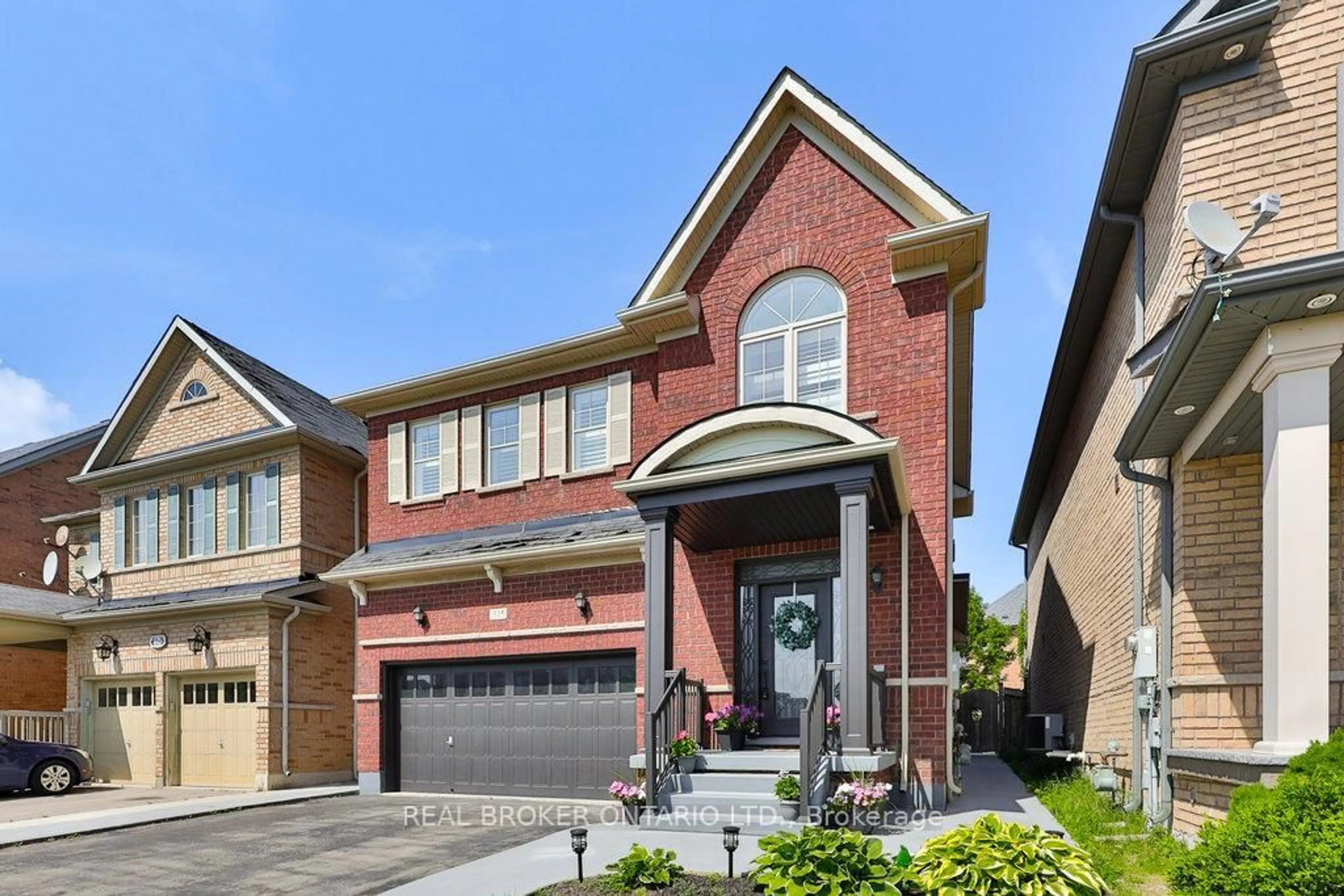 Home with brick exterior material, street for 525 Scott Blvd, Milton Ontario L9T 0T8