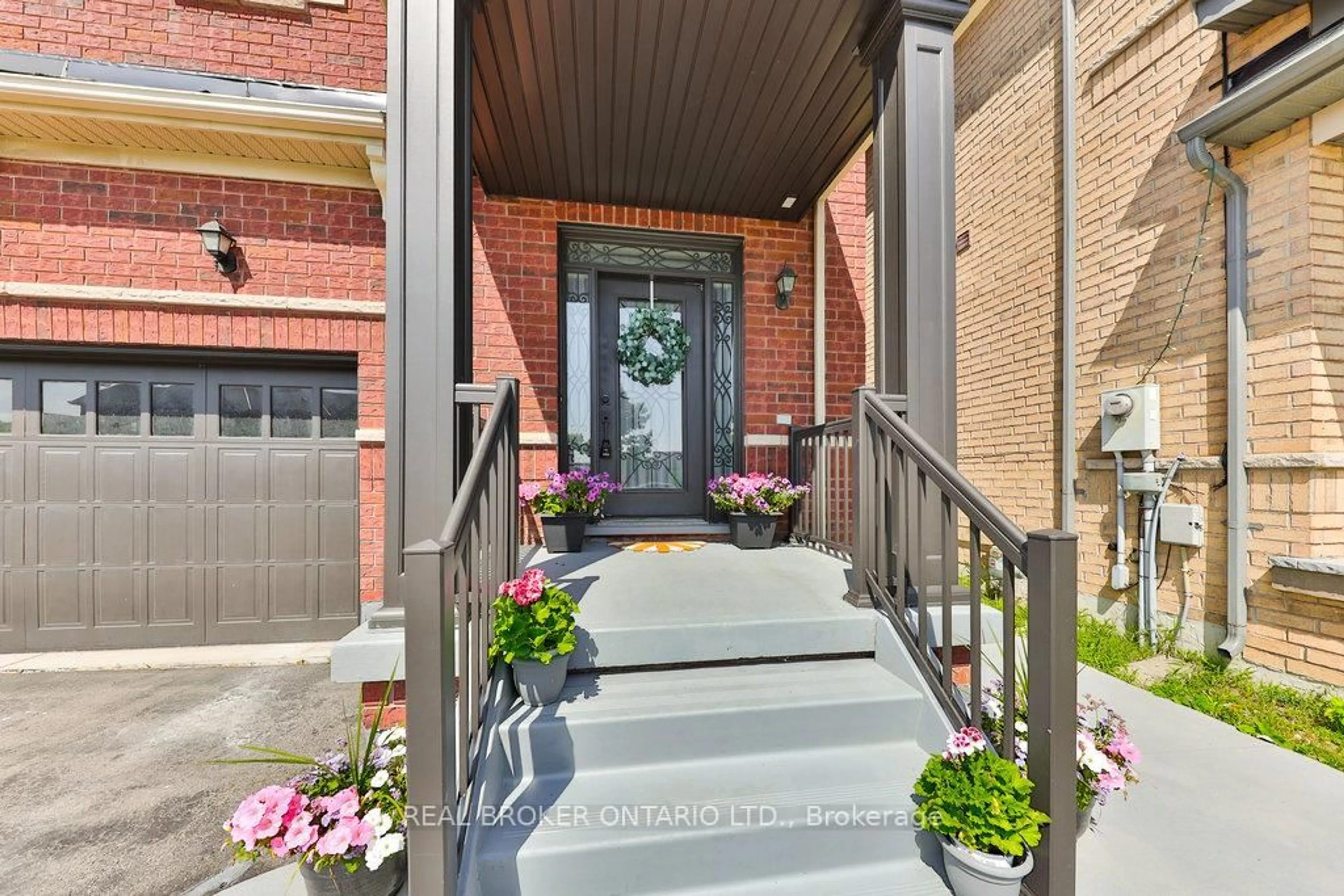 Indoor entryway for 525 Scott Blvd, Milton Ontario L9T 0T8