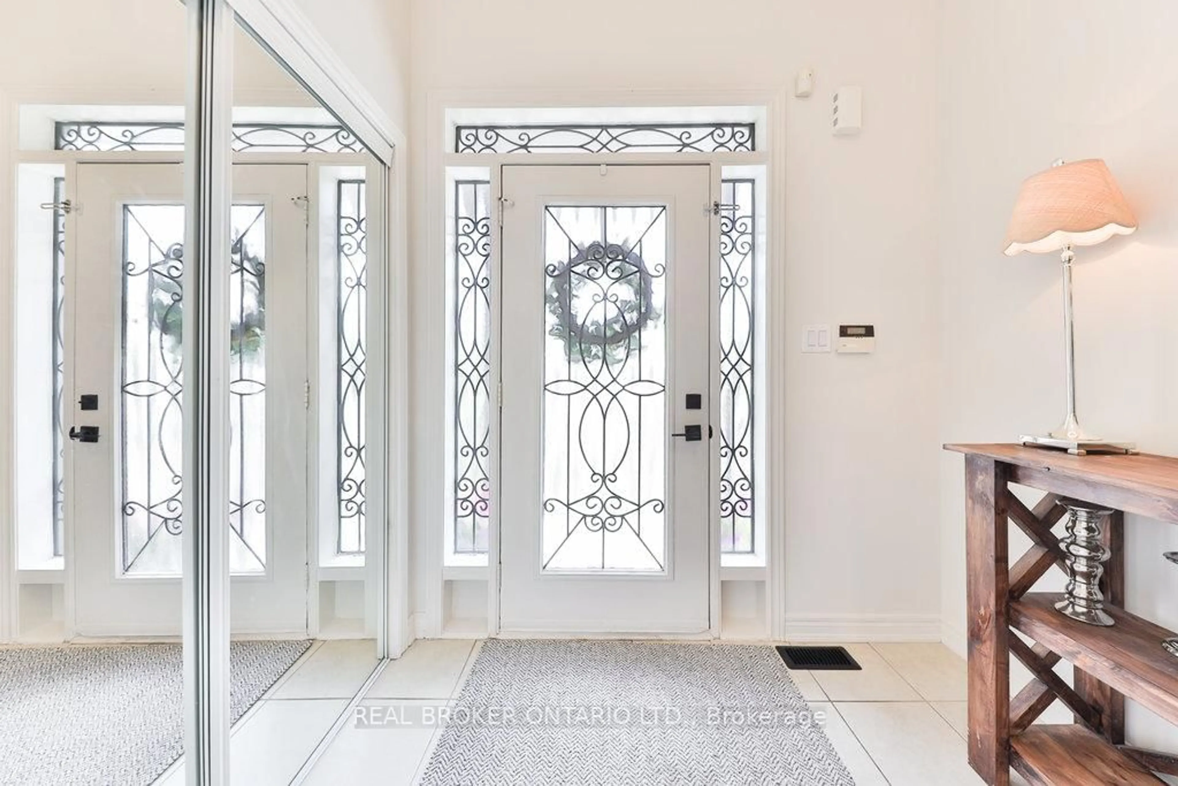 Indoor entryway for 525 Scott Blvd, Milton Ontario L9T 0T8