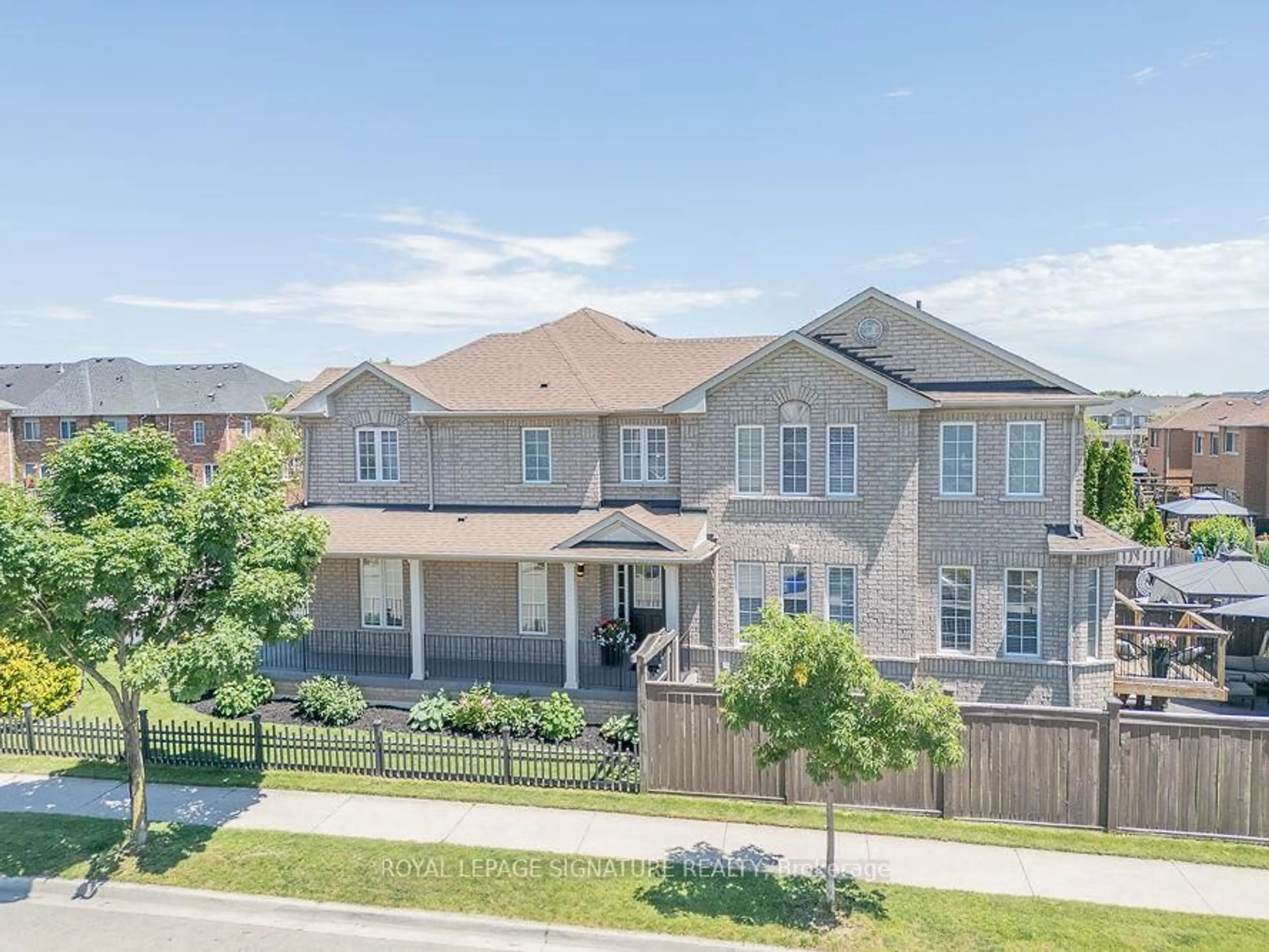 A pic from outside/outdoor area/front of a property/back of a property/a pic from drone, street for 5000 Des Jardines Dr, Burlington Ontario L7L 7L7