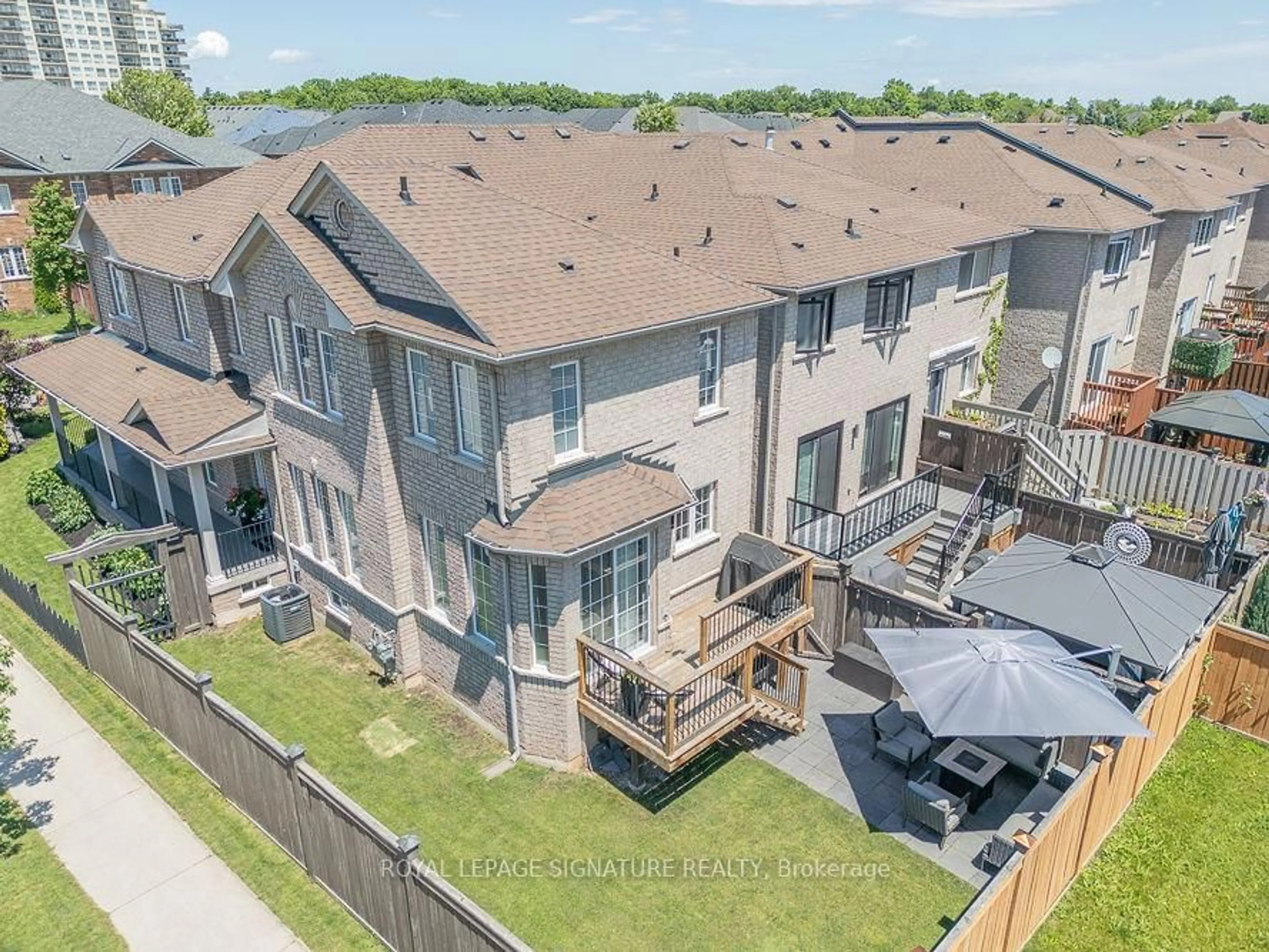 A pic from outside/outdoor area/front of a property/back of a property/a pic from drone, unknown for 5000 Des Jardines Dr, Burlington Ontario L7L 7L7