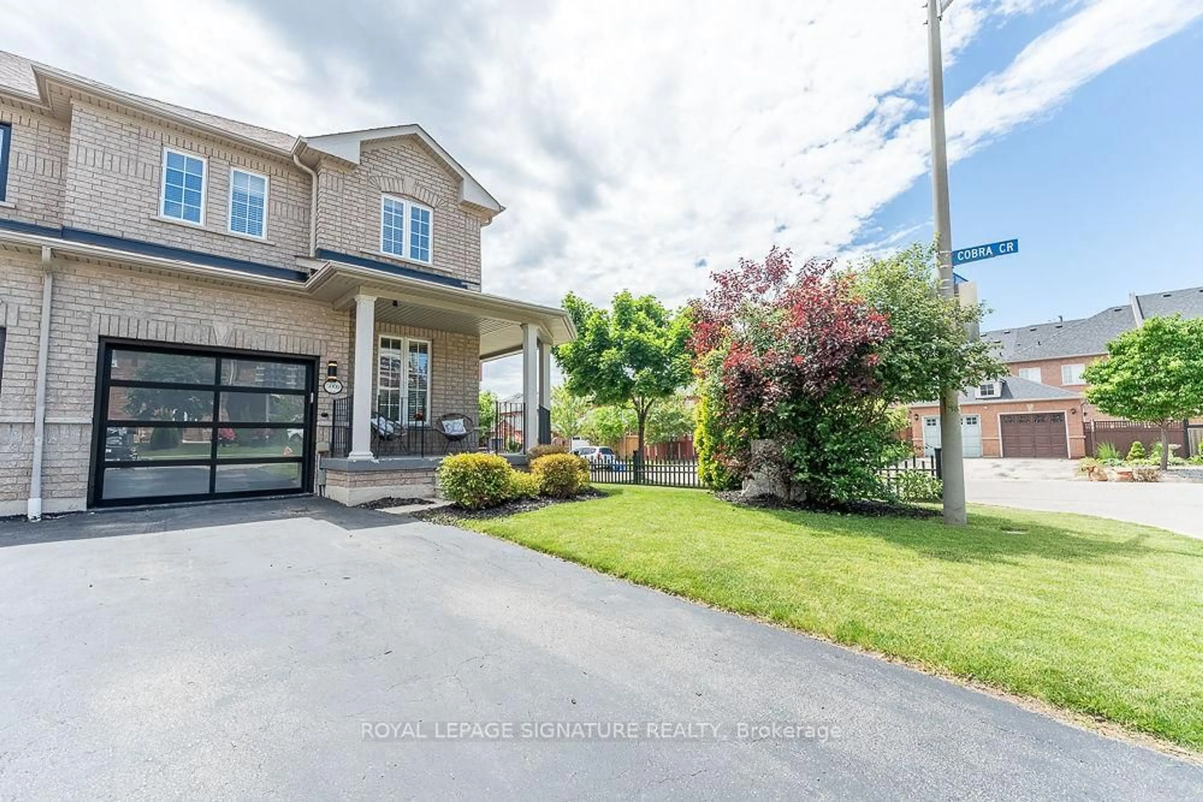 A pic from outside/outdoor area/front of a property/back of a property/a pic from drone, street for 5000 Des Jardines Dr, Burlington Ontario L7L 7L7