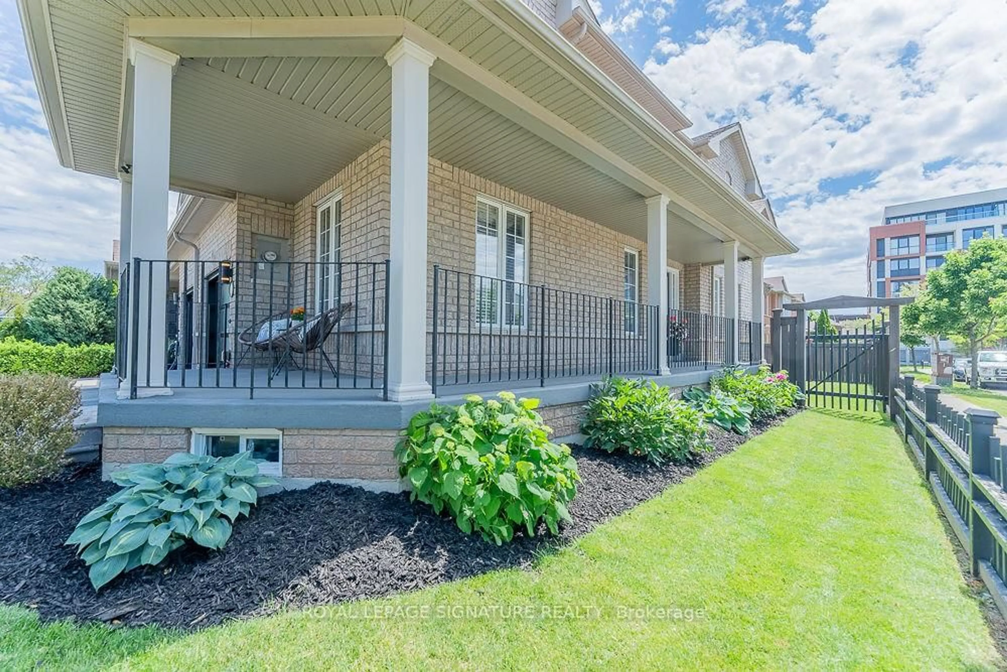 Patio, unknown for 5000 Des Jardines Dr, Burlington Ontario L7L 7L7