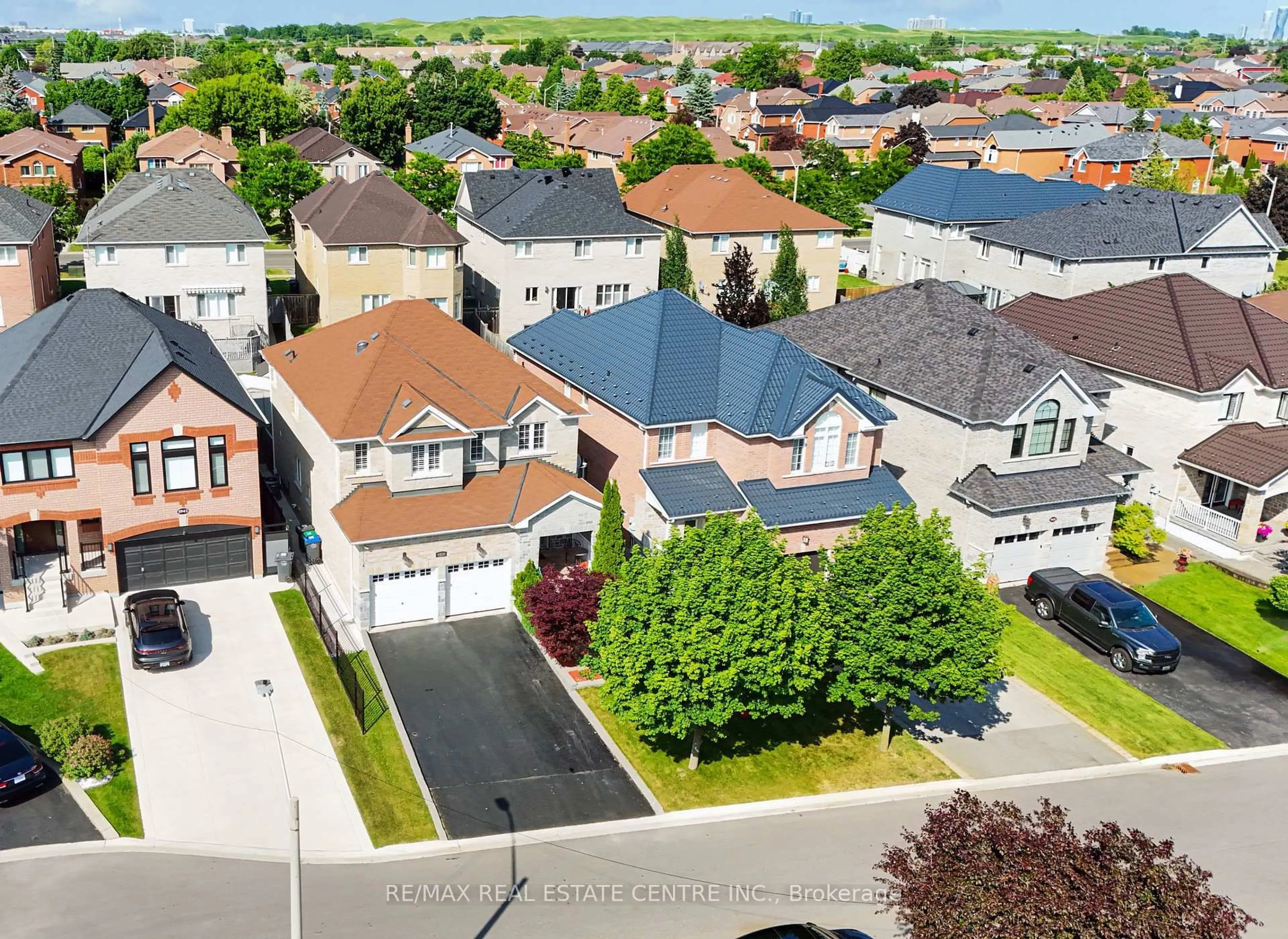 A pic from outside/outdoor area/front of a property/back of a property/a pic from drone, street for 5939 Talisman Crt, Mississauga Ontario L5M 6A1