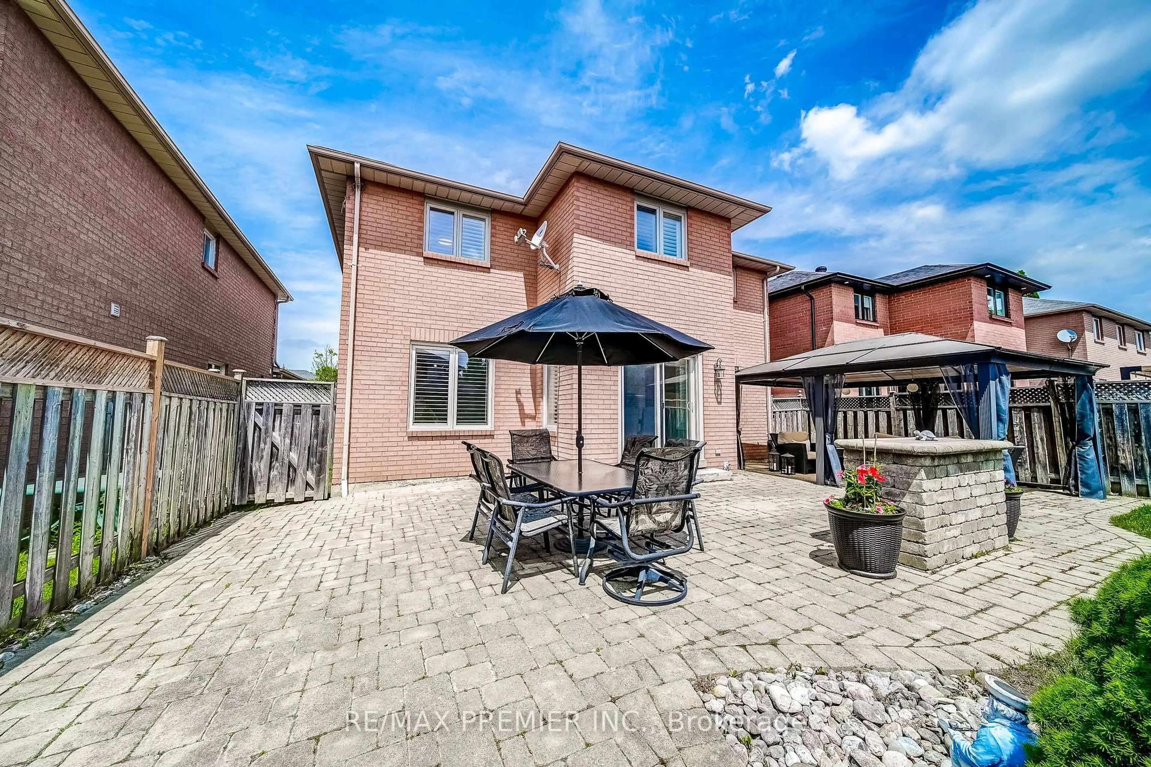 Patio, street for 21 Berrydown Dr, Caledon Ontario L7E 1L6