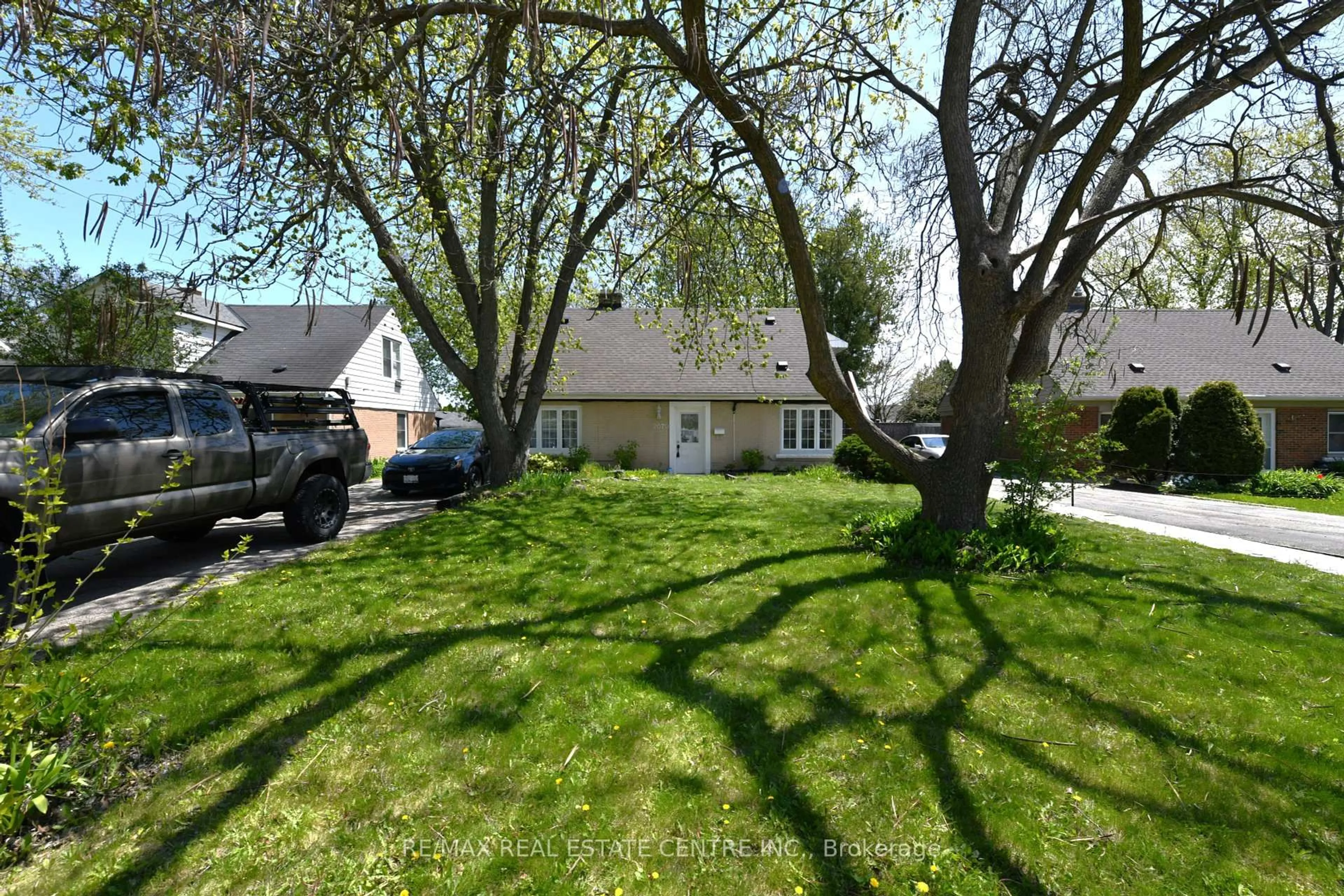 A pic from outside/outdoor area/front of a property/back of a property/a pic from drone, street for 2070 Churchill Ave, Burlington Ontario L7R 3T7