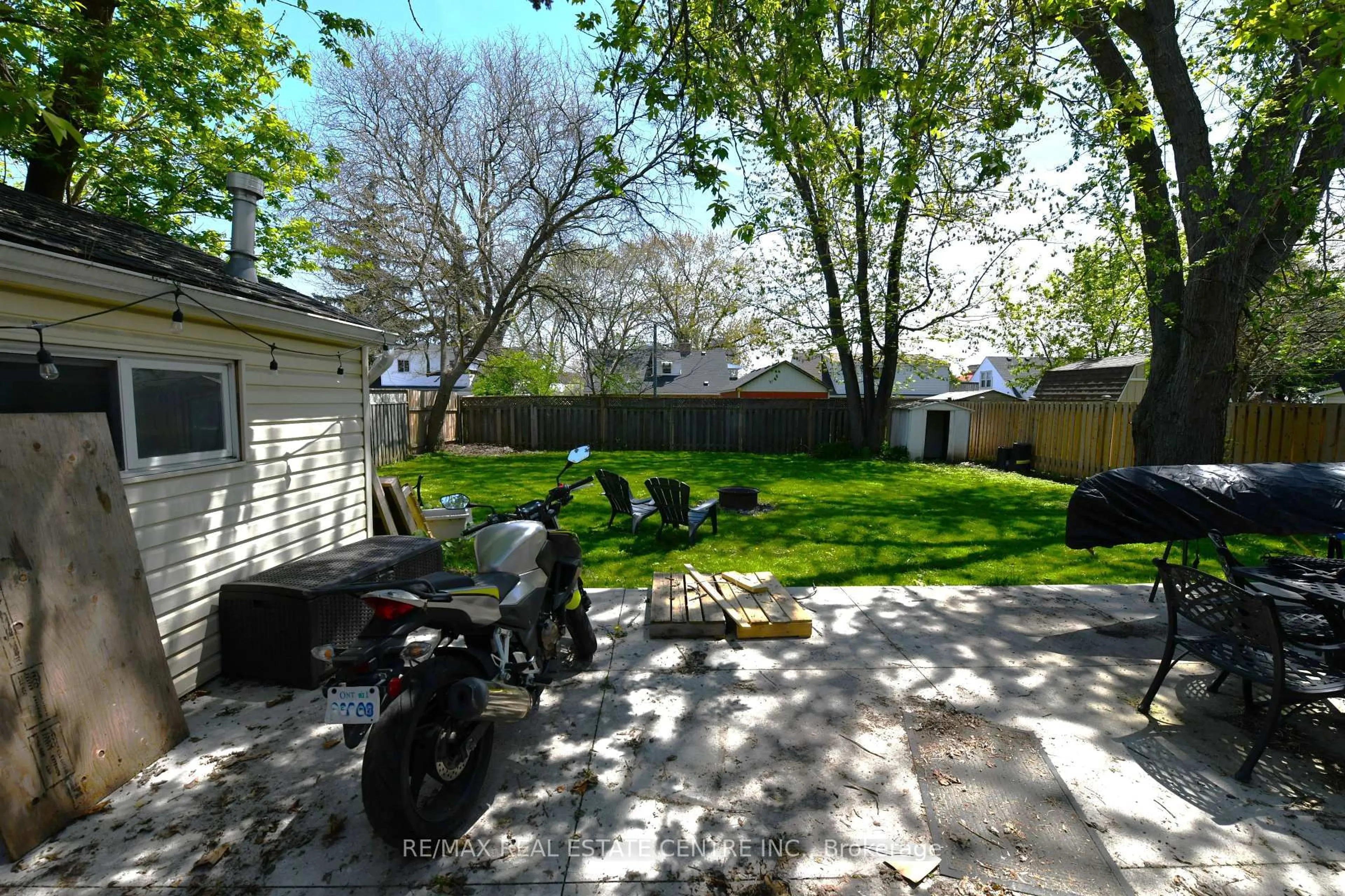 Patio, street for 2070 Churchill Ave, Burlington Ontario L7R 3T7