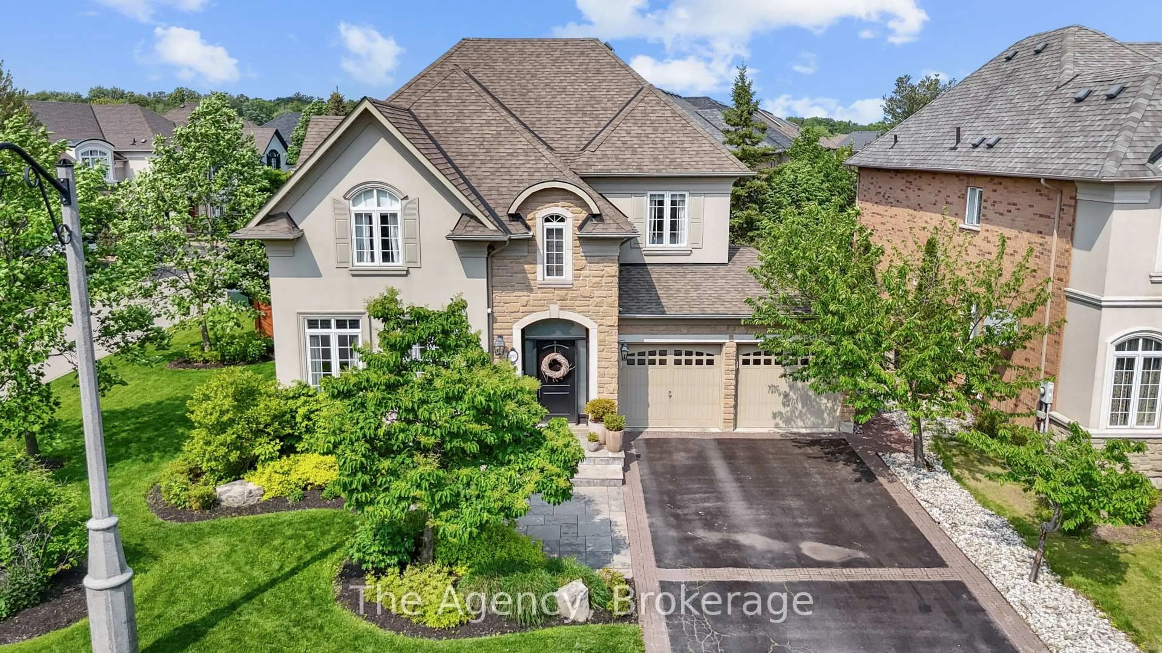 A pic from outside/outdoor area/front of a property/back of a property/a pic from drone, street for 297 Fritillary St, Oakville Ontario L6L 6W7