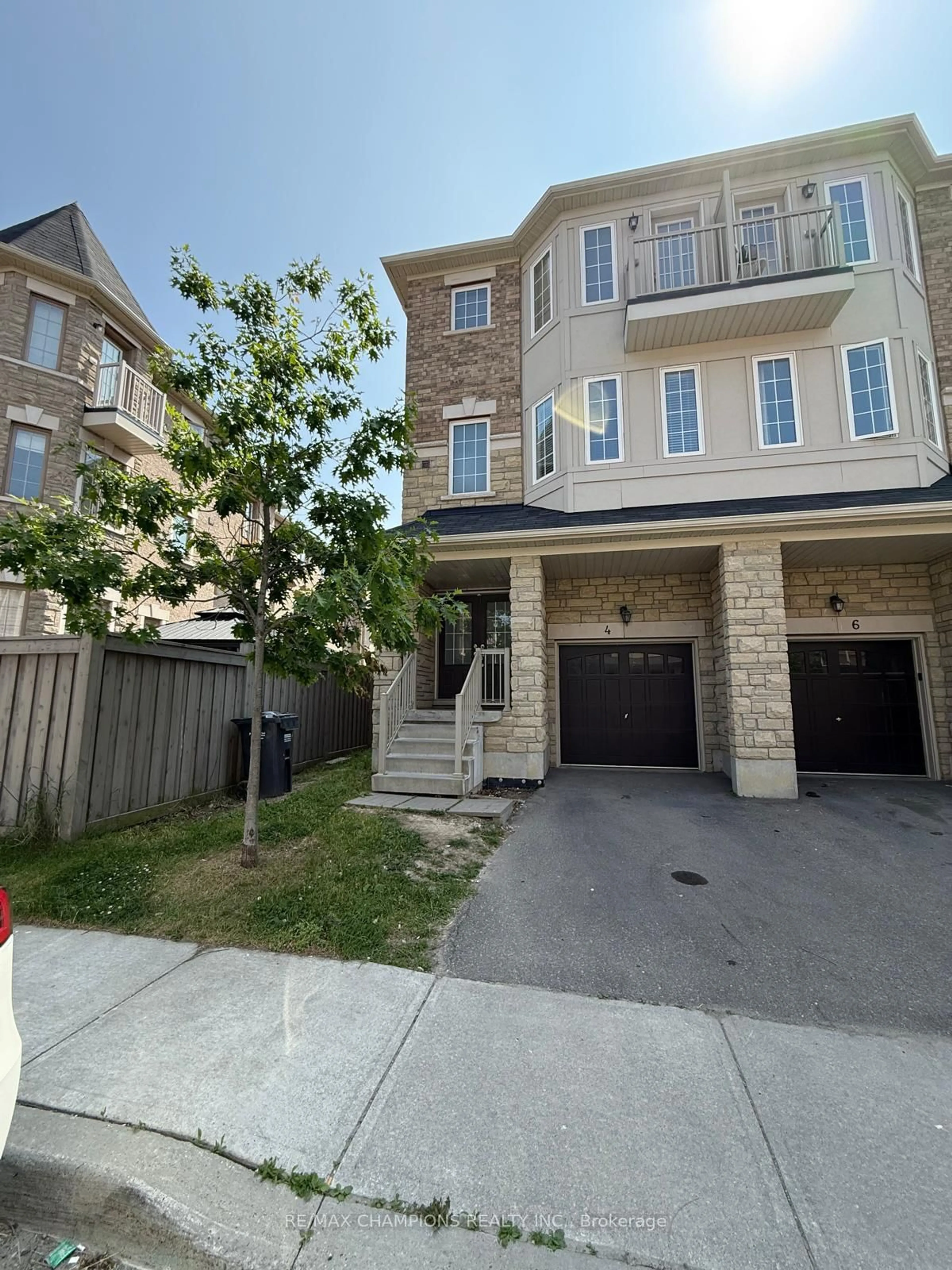A pic from outside/outdoor area/front of a property/back of a property/a pic from drone, street for 4 Hobart Gdns, Brampton Ontario L6Z 0J1