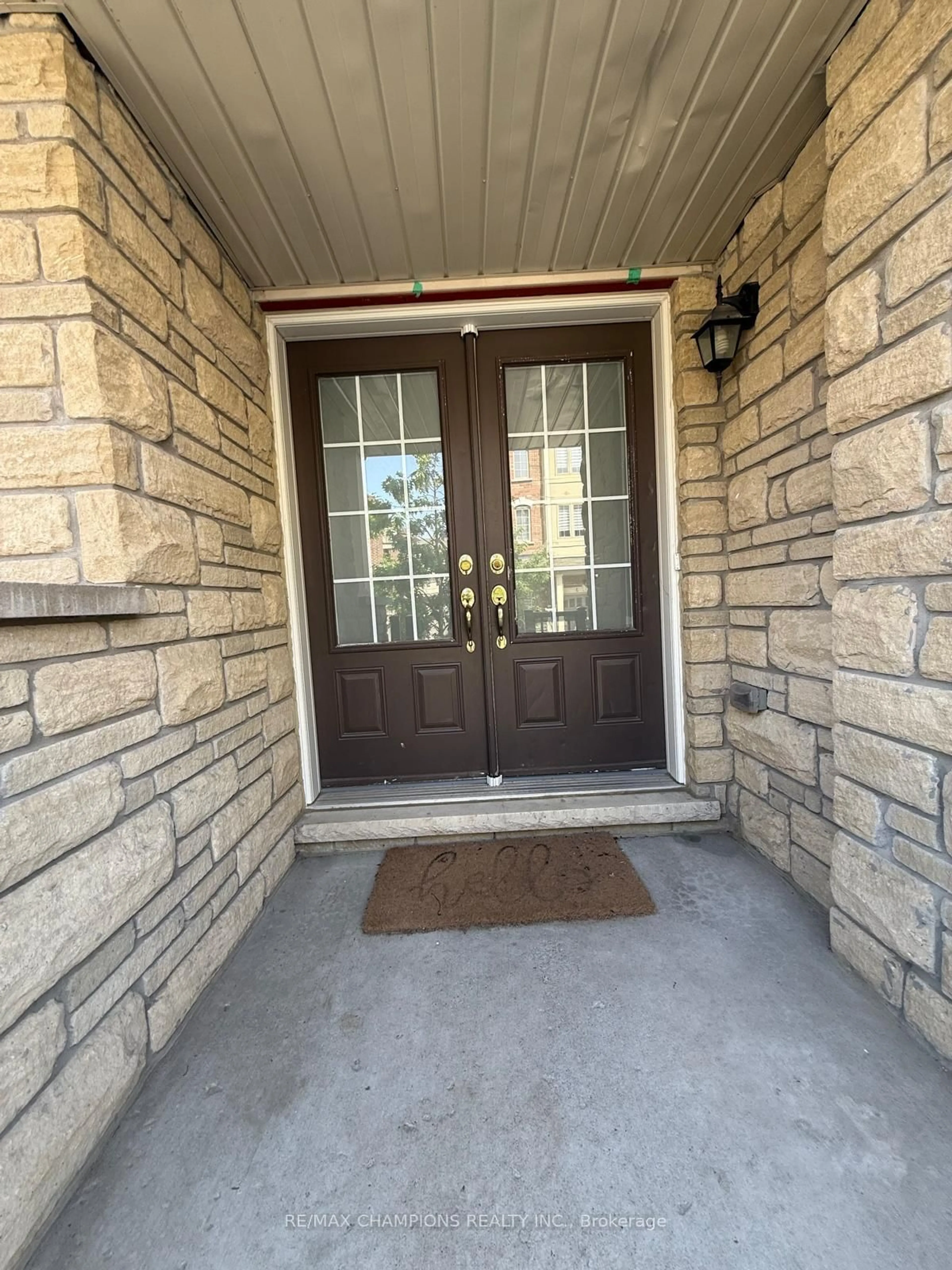 Indoor entryway for 4 Hobart Gdns, Brampton Ontario L6Z 0J1