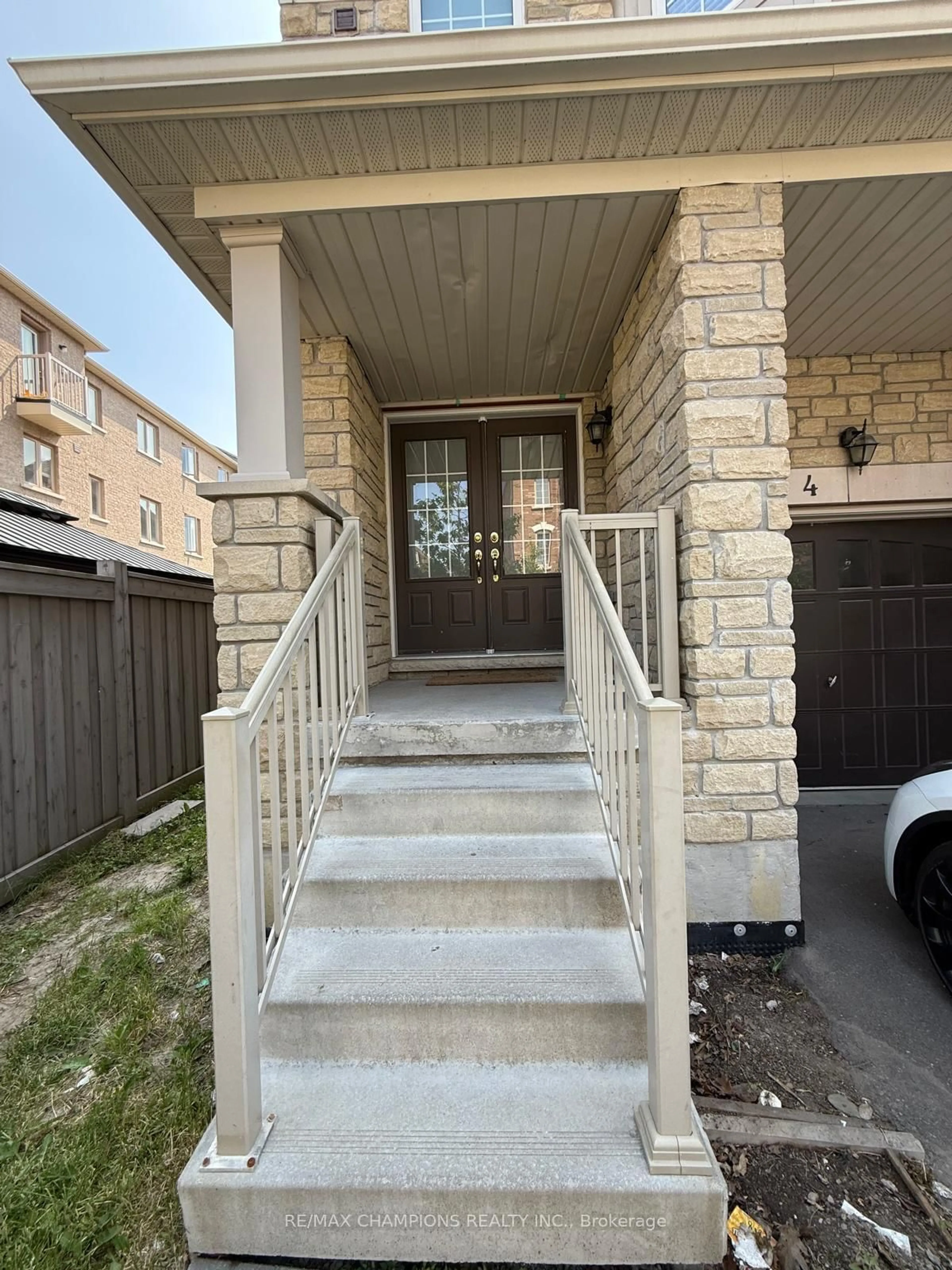 Unknown for 4 Hobart Gdns, Brampton Ontario L6Z 0J1