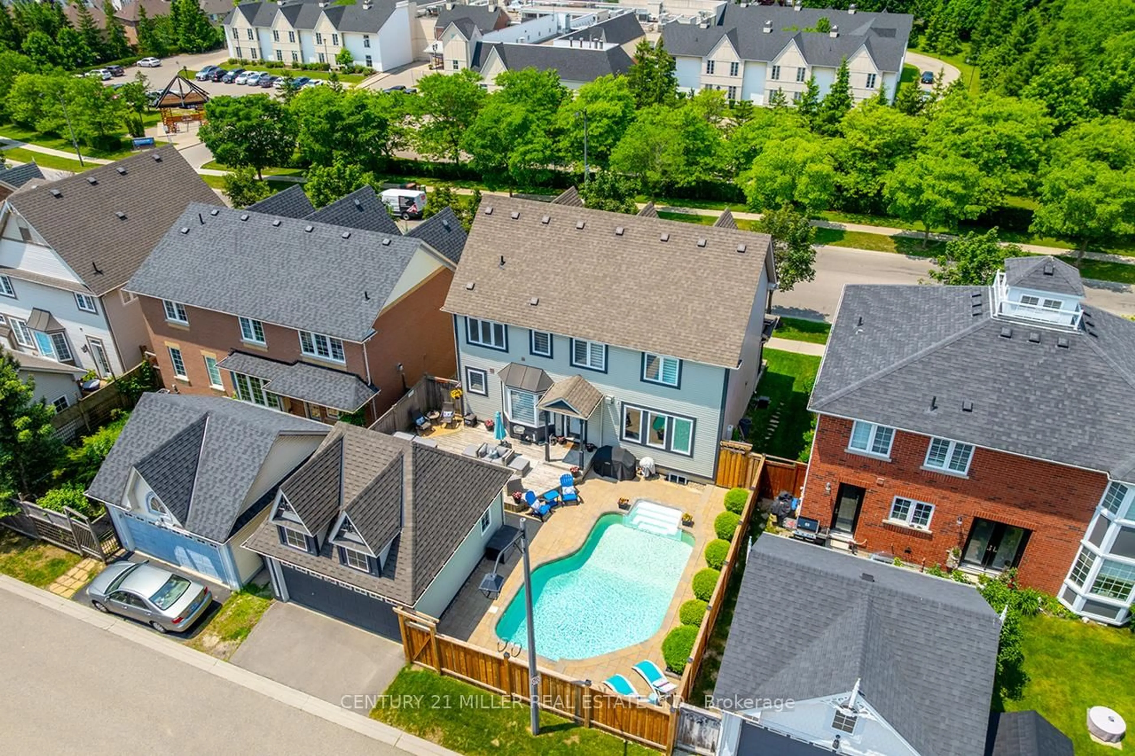 A pic from outside/outdoor area/front of a property/back of a property/a pic from drone, unknown for 842 John Watt Blvd, Mississauga Ontario L5W 1G2
