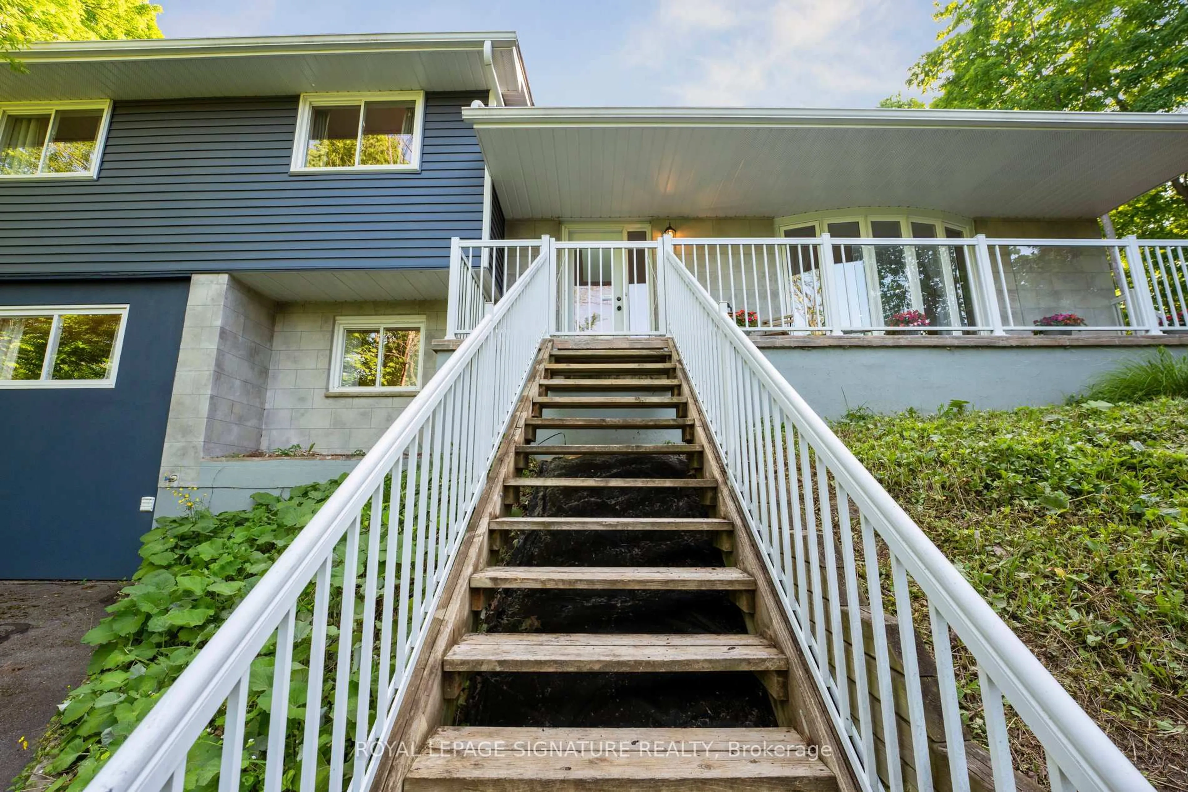 Stairs for 11998 Fourth Line, Halton Hills Ontario L7J 2M1