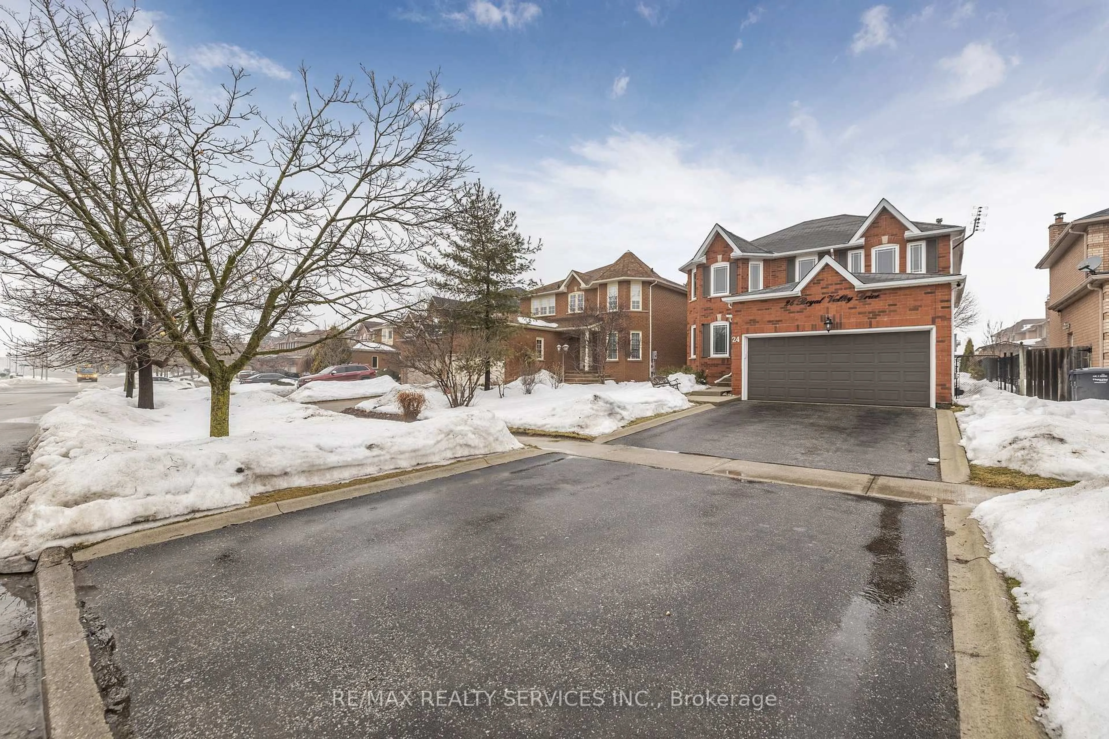 A pic from outside/outdoor area/front of a property/back of a property/a pic from drone, street for 24 Royal Valley Dr, Caledon Ontario L7C 1B2
