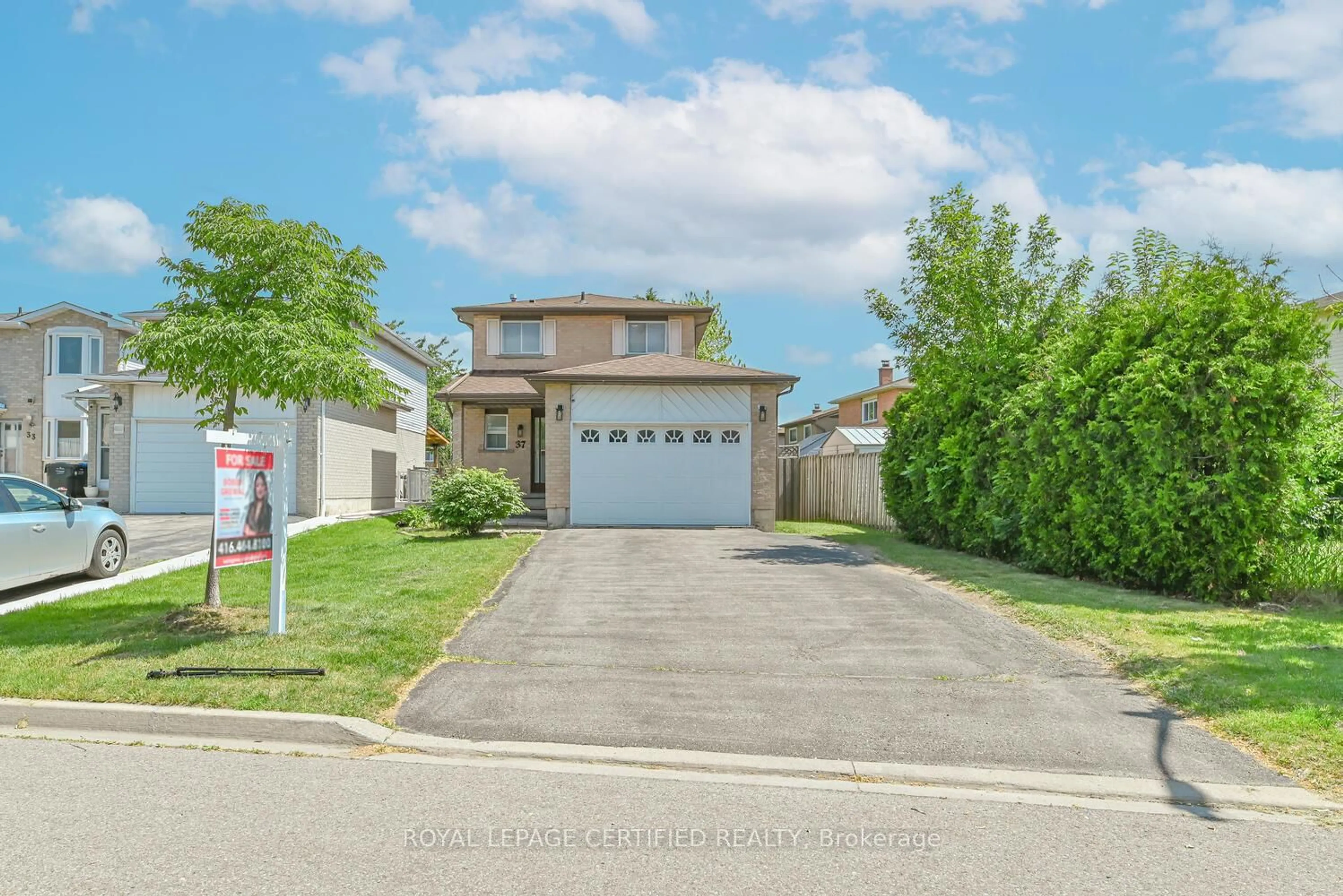 A pic from outside/outdoor area/front of a property/back of a property/a pic from drone, street for 37 Newbridge Cres, Brampton Ontario L6S 4B5