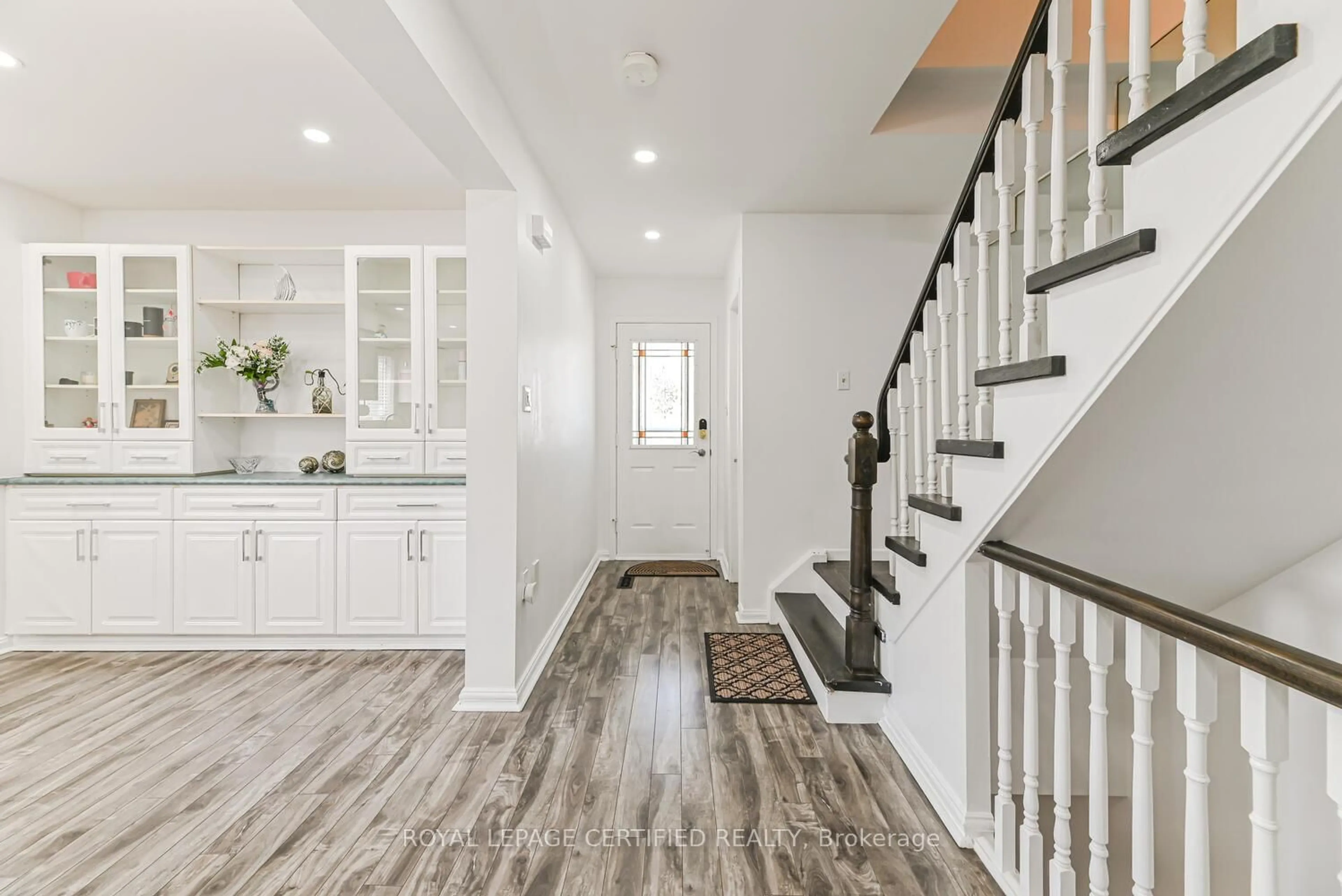 Indoor entryway for 37 Newbridge Cres, Brampton Ontario L6S 4B5