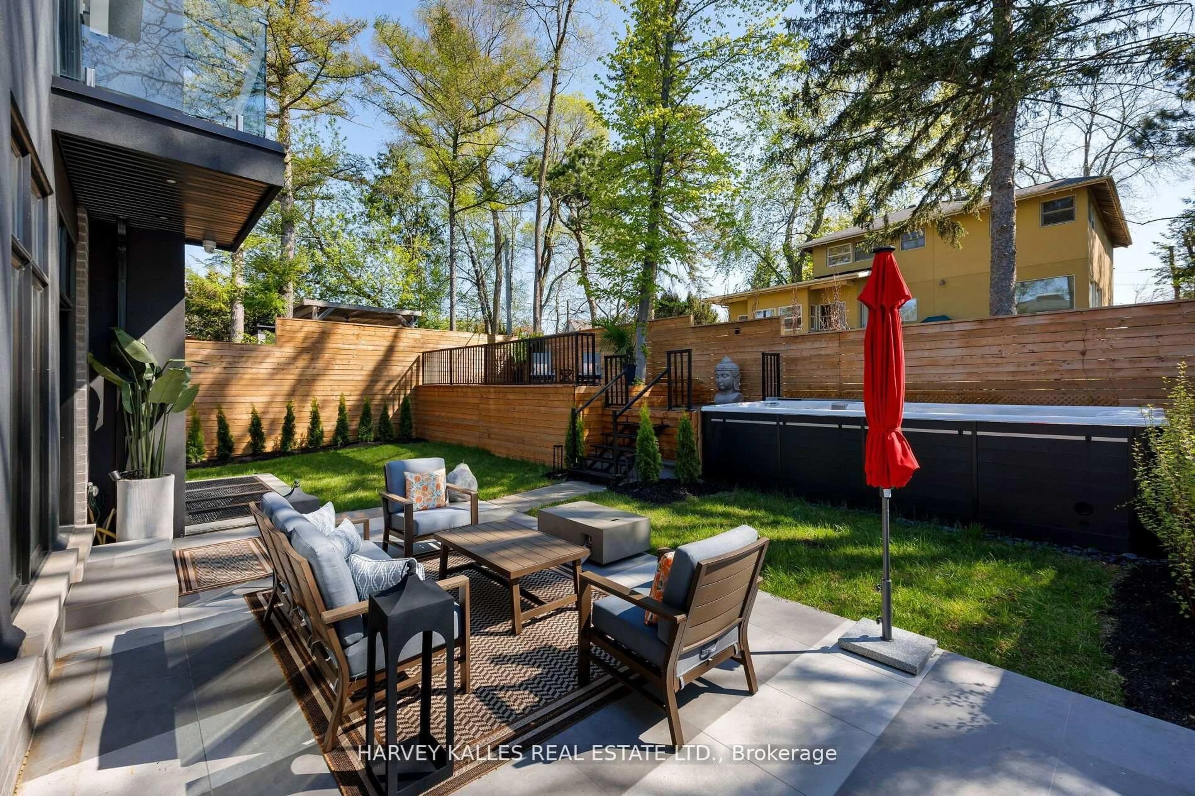 Patio, street for 837 ROYAL YORK Rd, Toronto Ontario M9Y 2V1