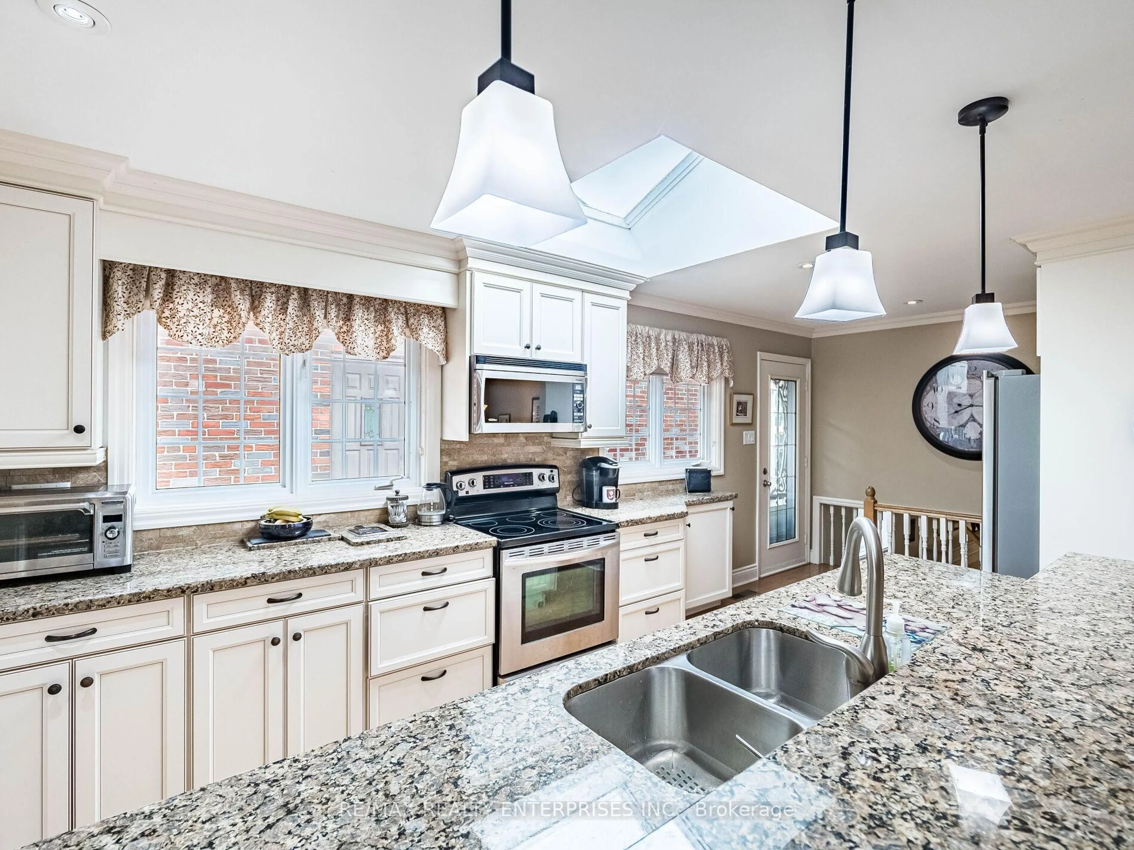 Open concept kitchen, ceramic/tile floor for 2493 Frankfield Rd, Mississauga Ontario L5K 2A5