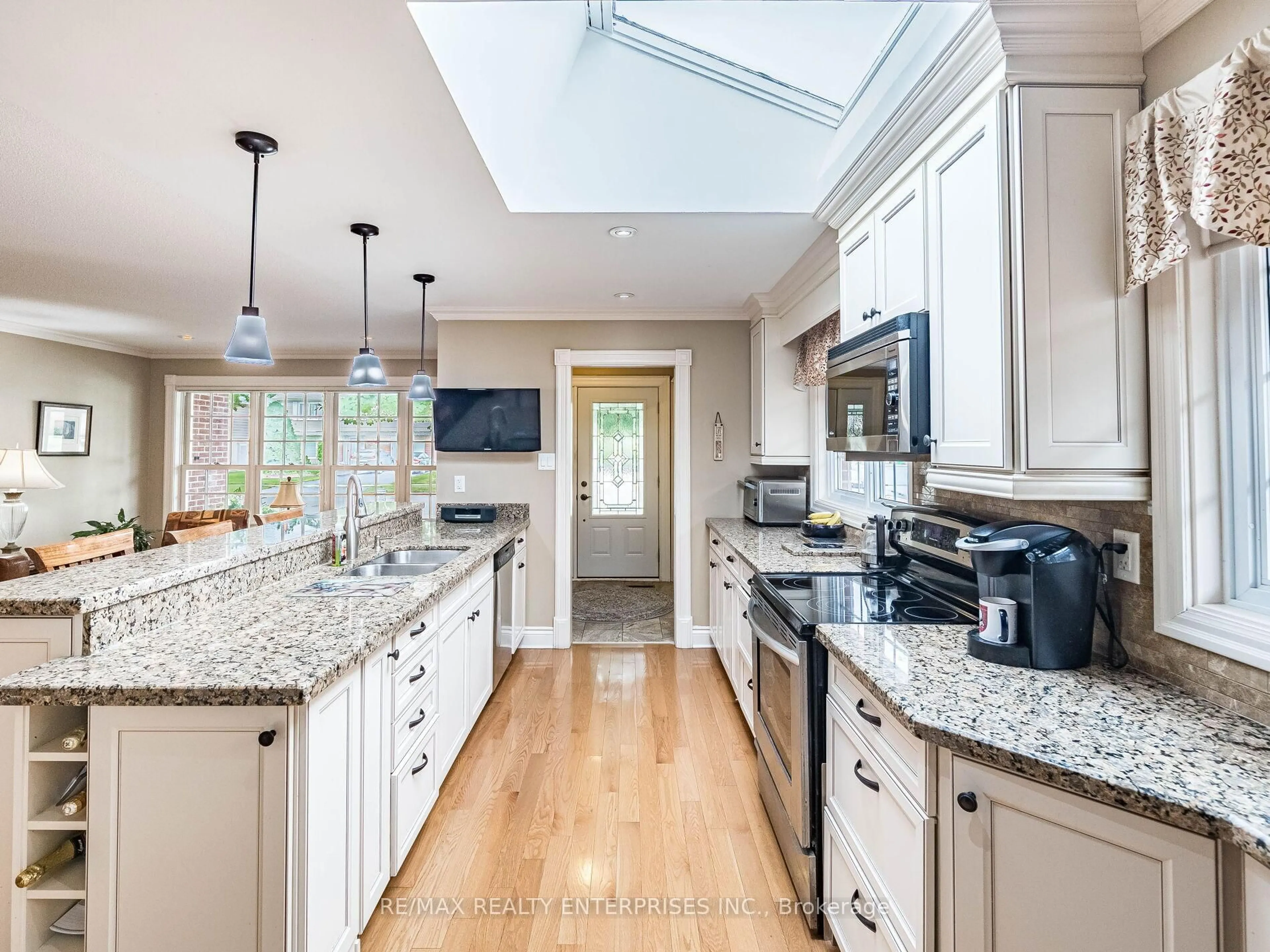 Open concept kitchen, ceramic/tile floor for 2493 Frankfield Rd, Mississauga Ontario L5K 2A5