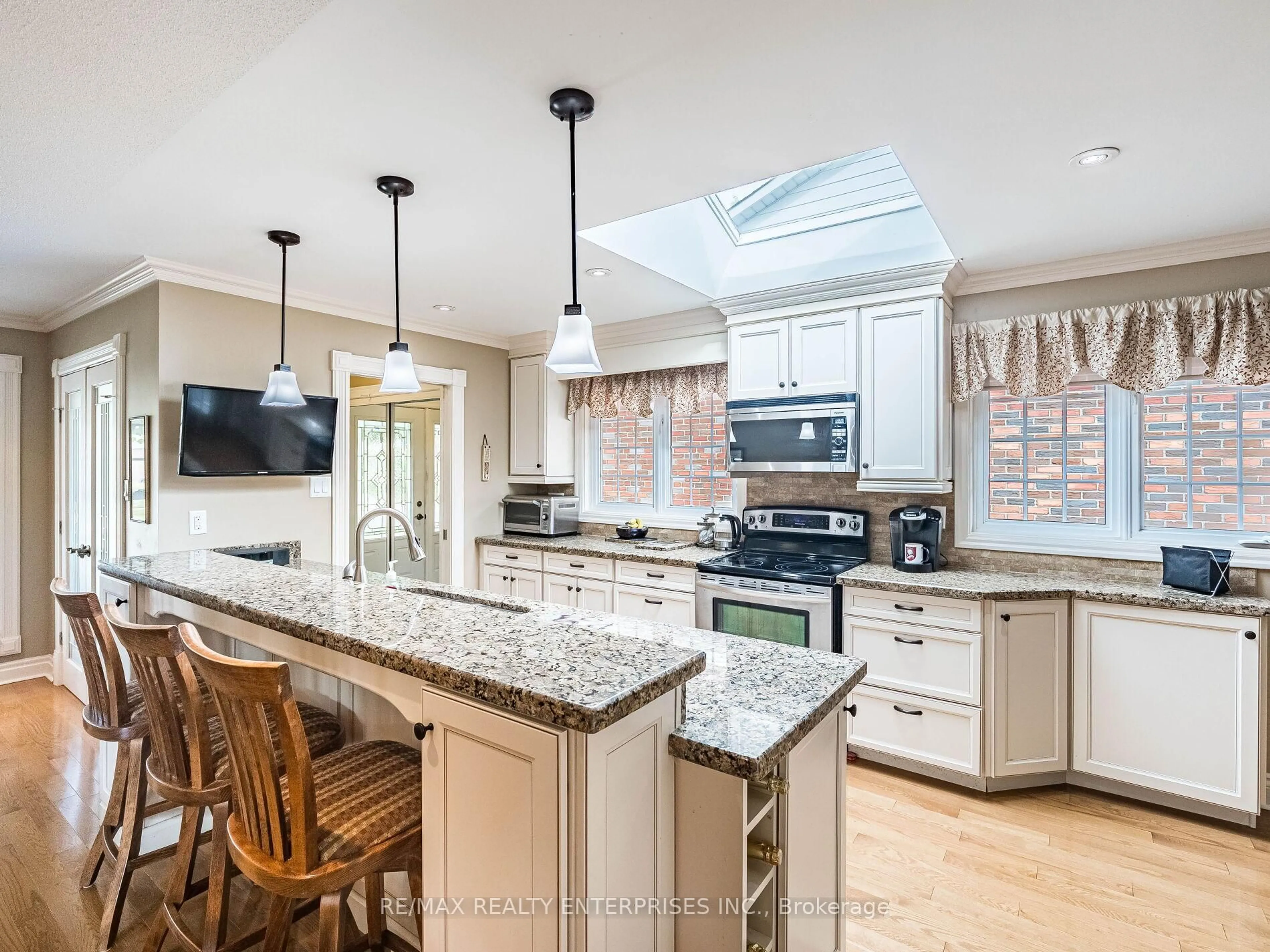 Open concept kitchen, ceramic/tile floor for 2493 Frankfield Rd, Mississauga Ontario L5K 2A5