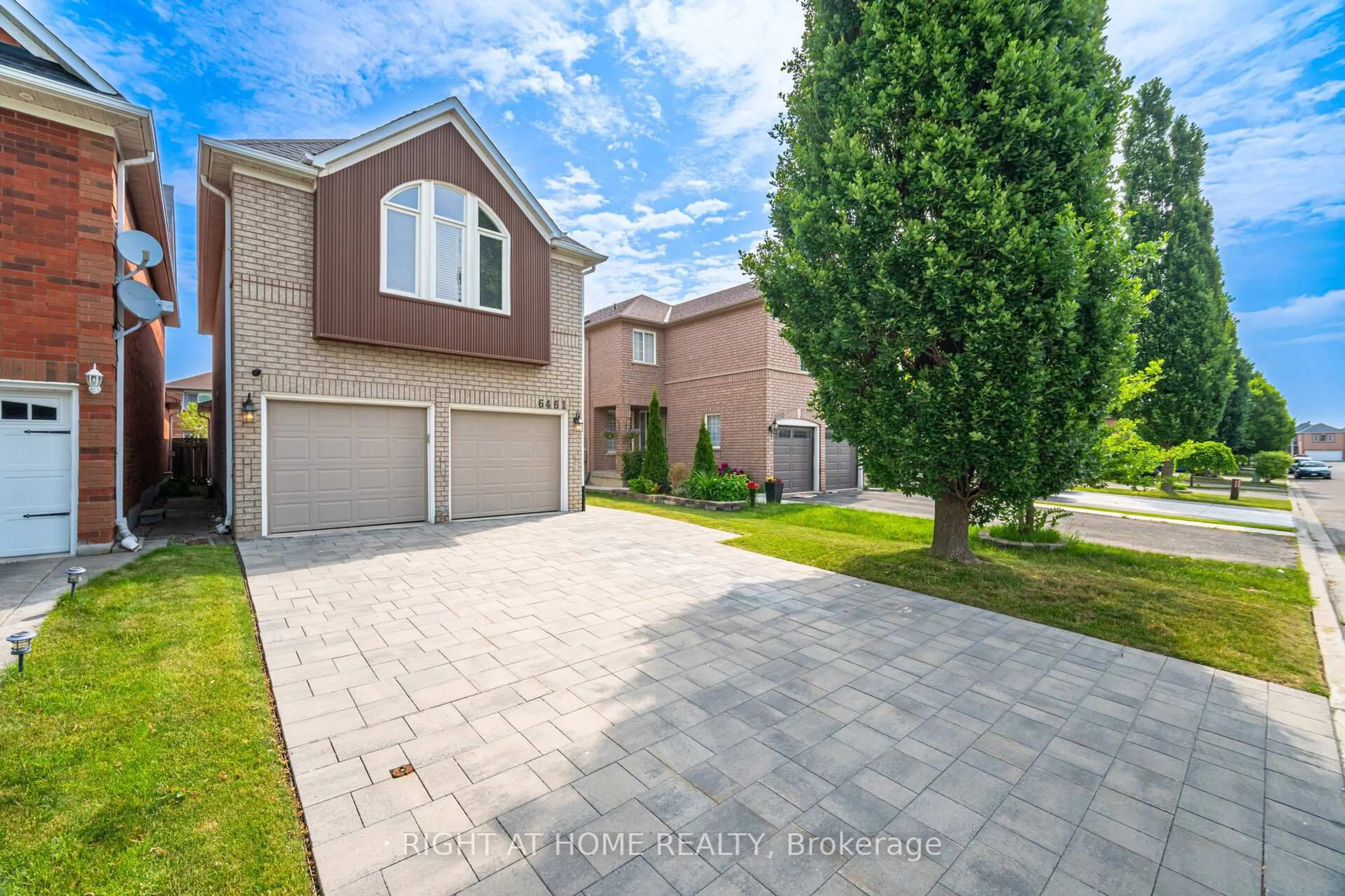 A pic from outside/outdoor area/front of a property/back of a property/a pic from drone, street for 6461 Hampden Woods Rd, Mississauga Ontario L5N 7W1