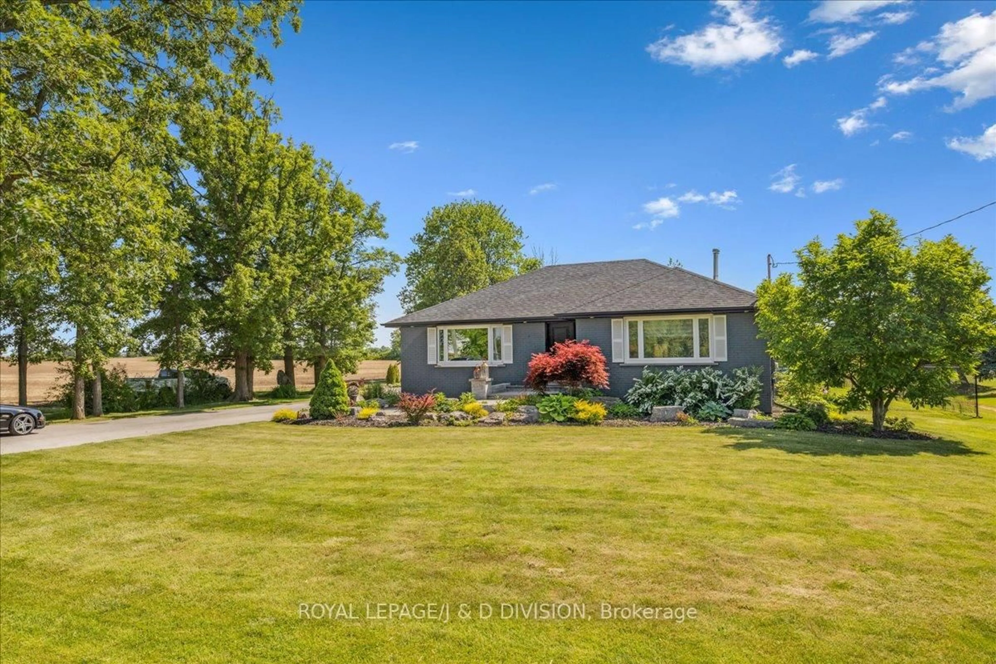A pic from outside/outdoor area/front of a property/back of a property/a pic from drone, street for 4402 Tremaine Rd, Milton Ontario L9T 2Y1