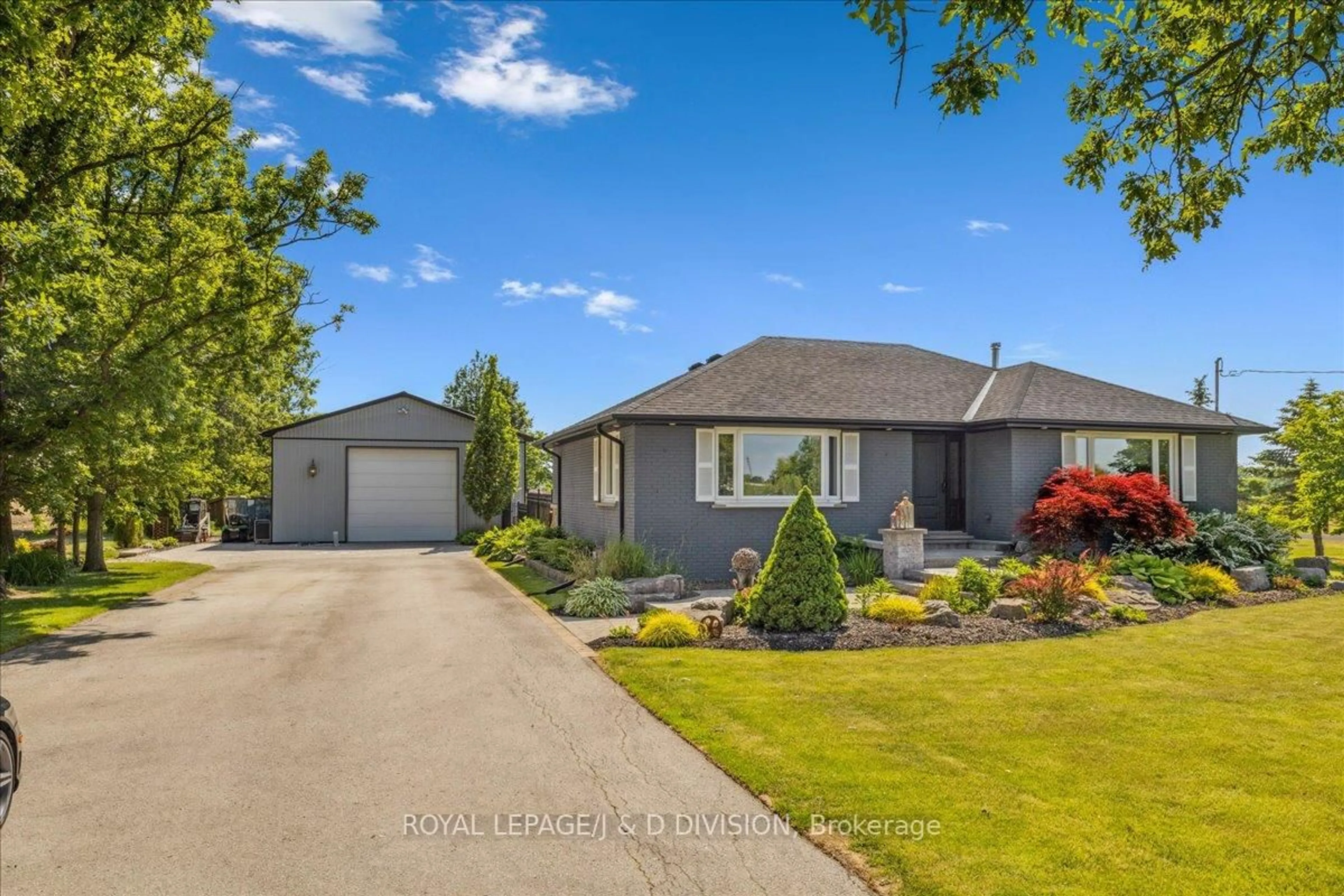 A pic from outside/outdoor area/front of a property/back of a property/a pic from drone, street for 4402 Tremaine Rd, Milton Ontario L9T 2Y1