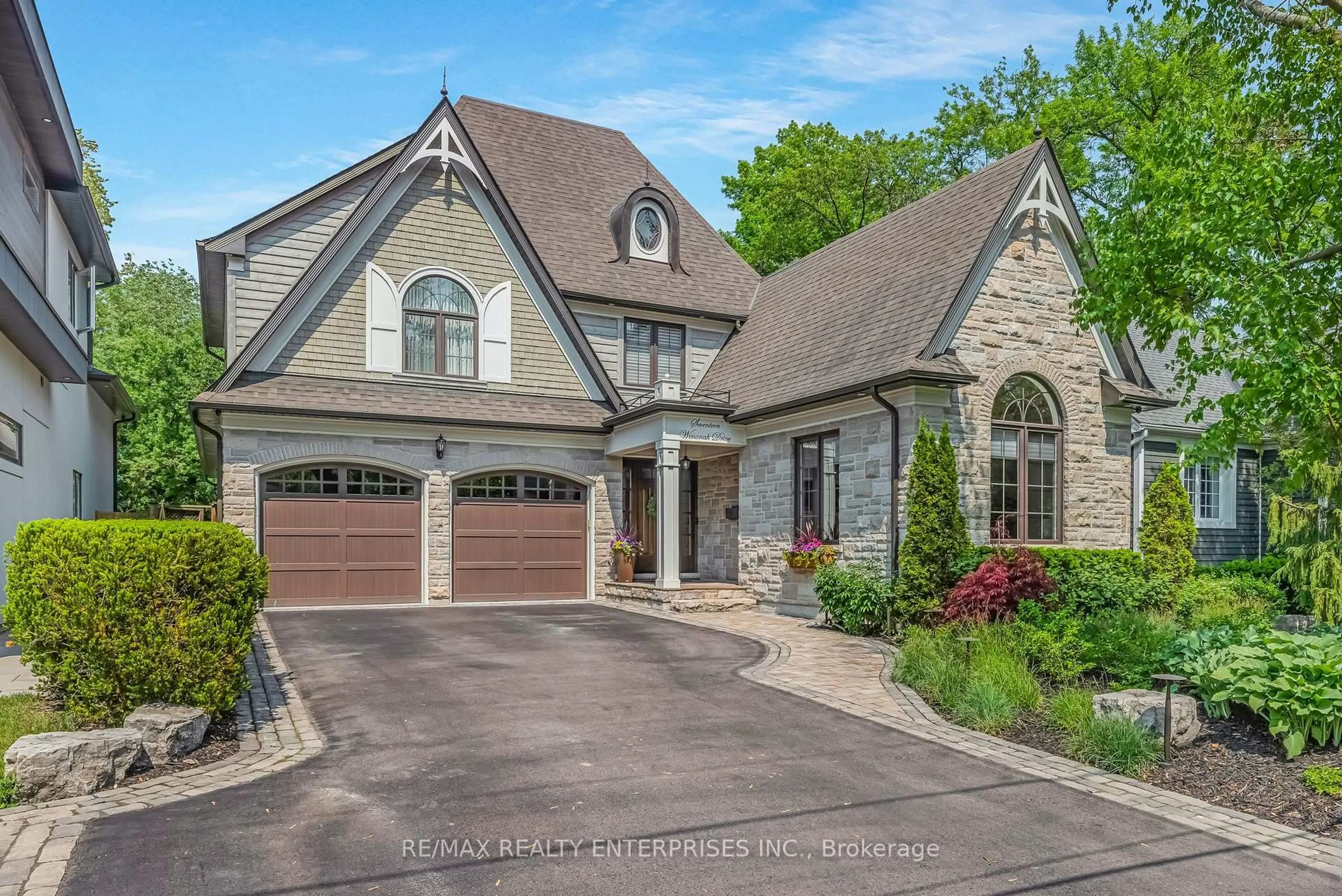 Home with brick exterior material, street for 17 Wenonah Dr, Mississauga Ontario L5G 3V9