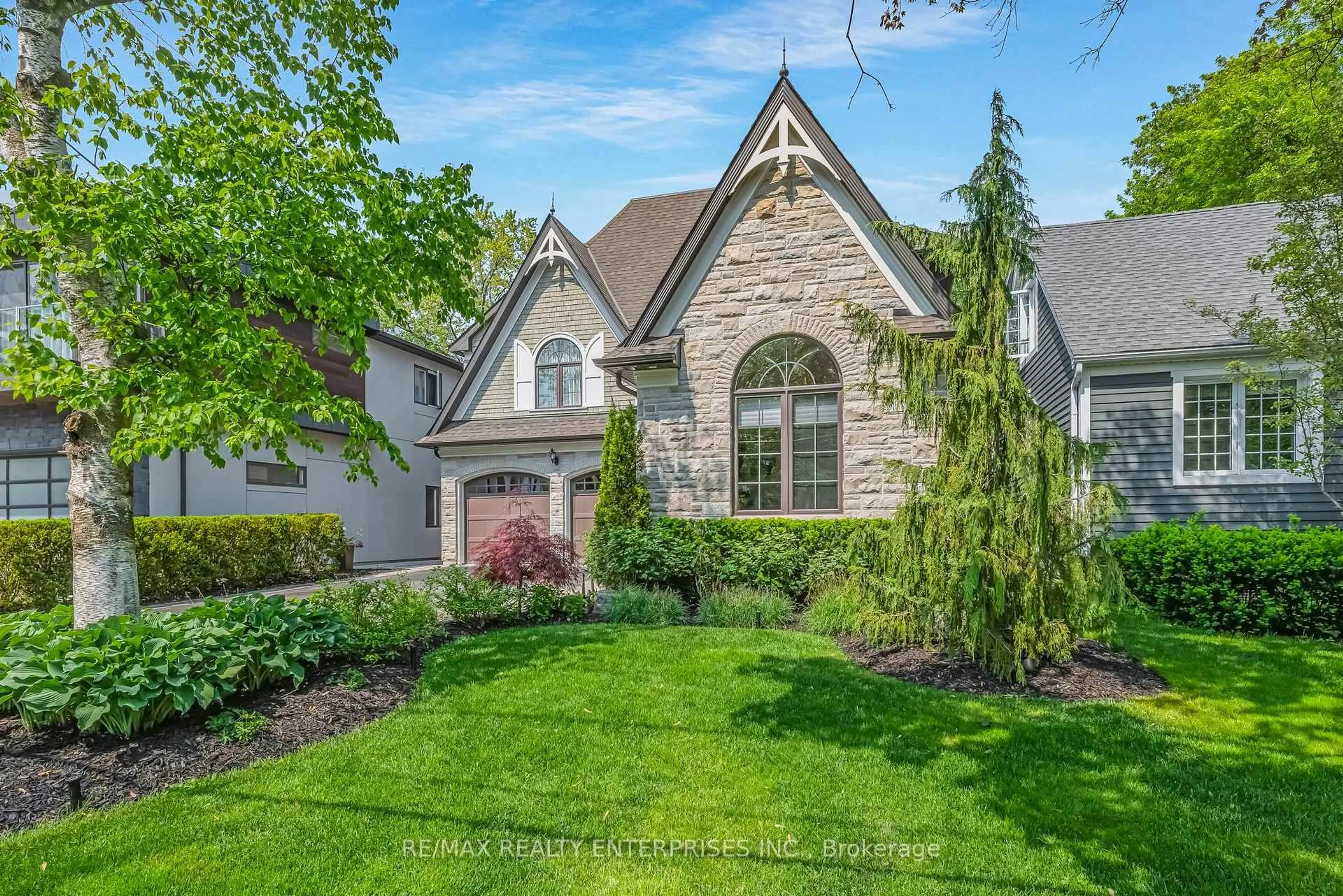 Home with brick exterior material, street for 17 Wenonah Dr, Mississauga Ontario L5G 3V9