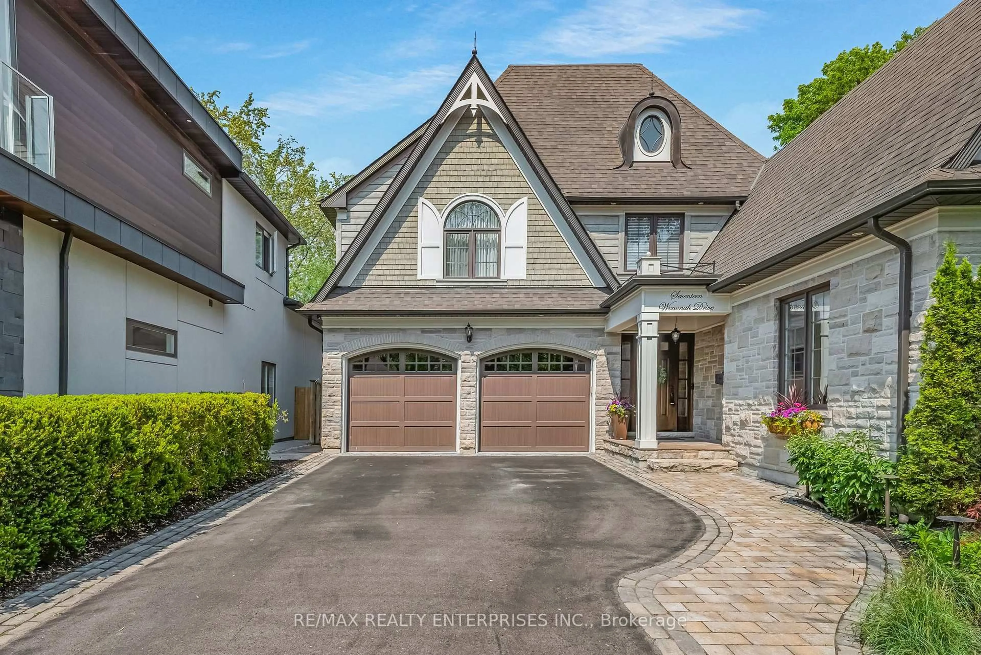 Home with brick exterior material, street for 17 Wenonah Dr, Mississauga Ontario L5G 3V9