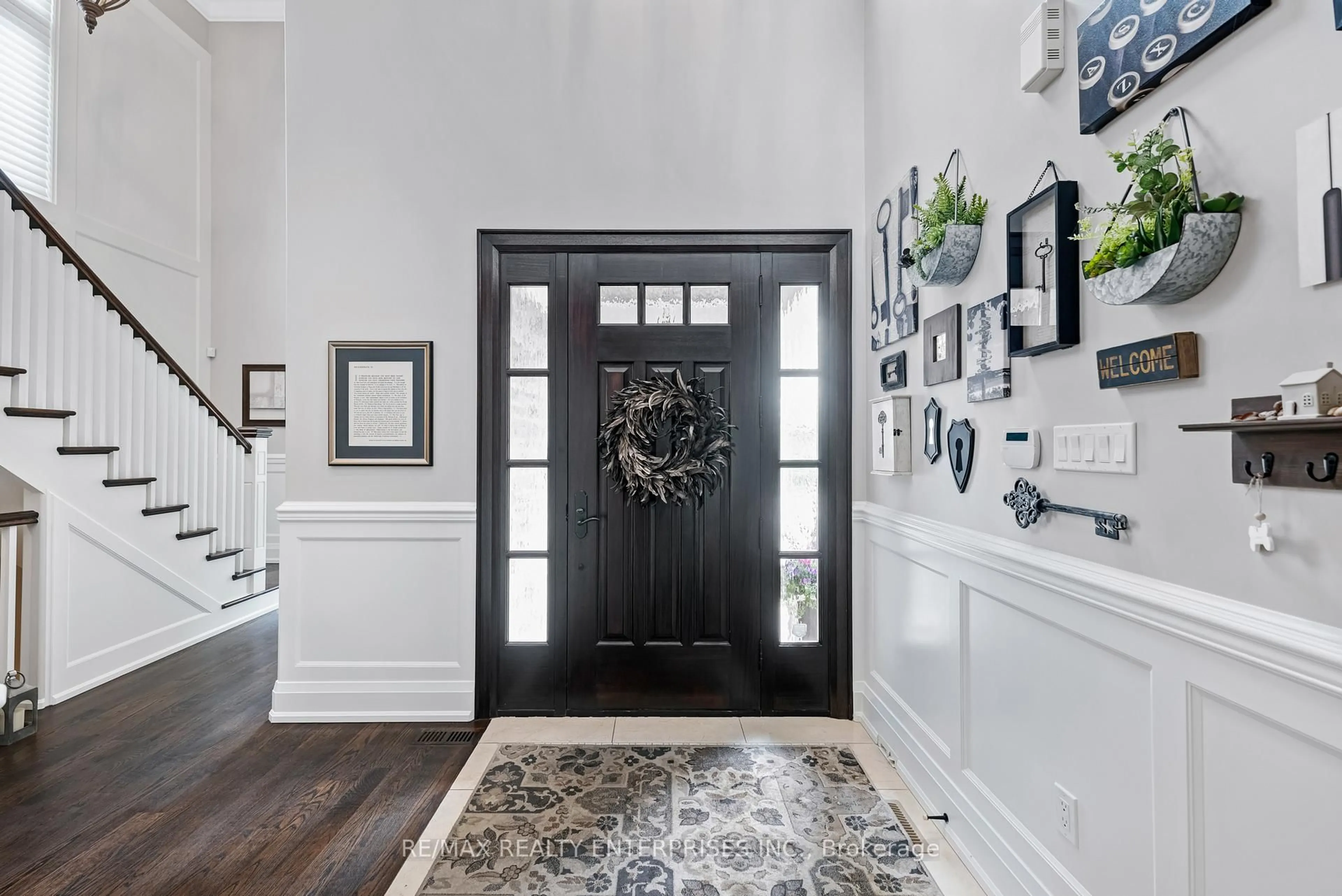 Indoor entryway for 17 Wenonah Dr, Mississauga Ontario L5G 3V9