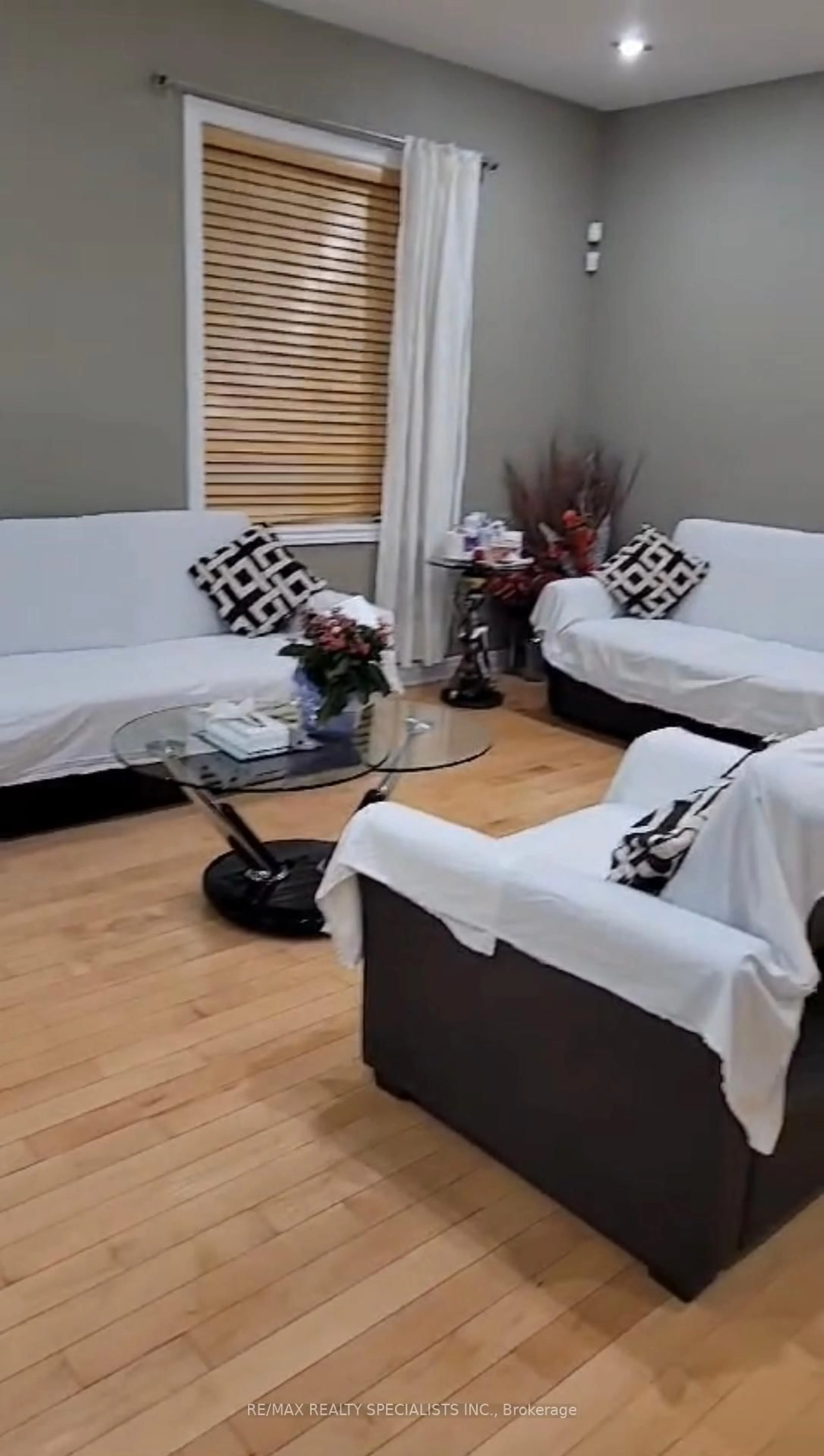 Living room with furniture, unknown for 39 Treeline Blvd, Brampton Ontario L6P 1E4